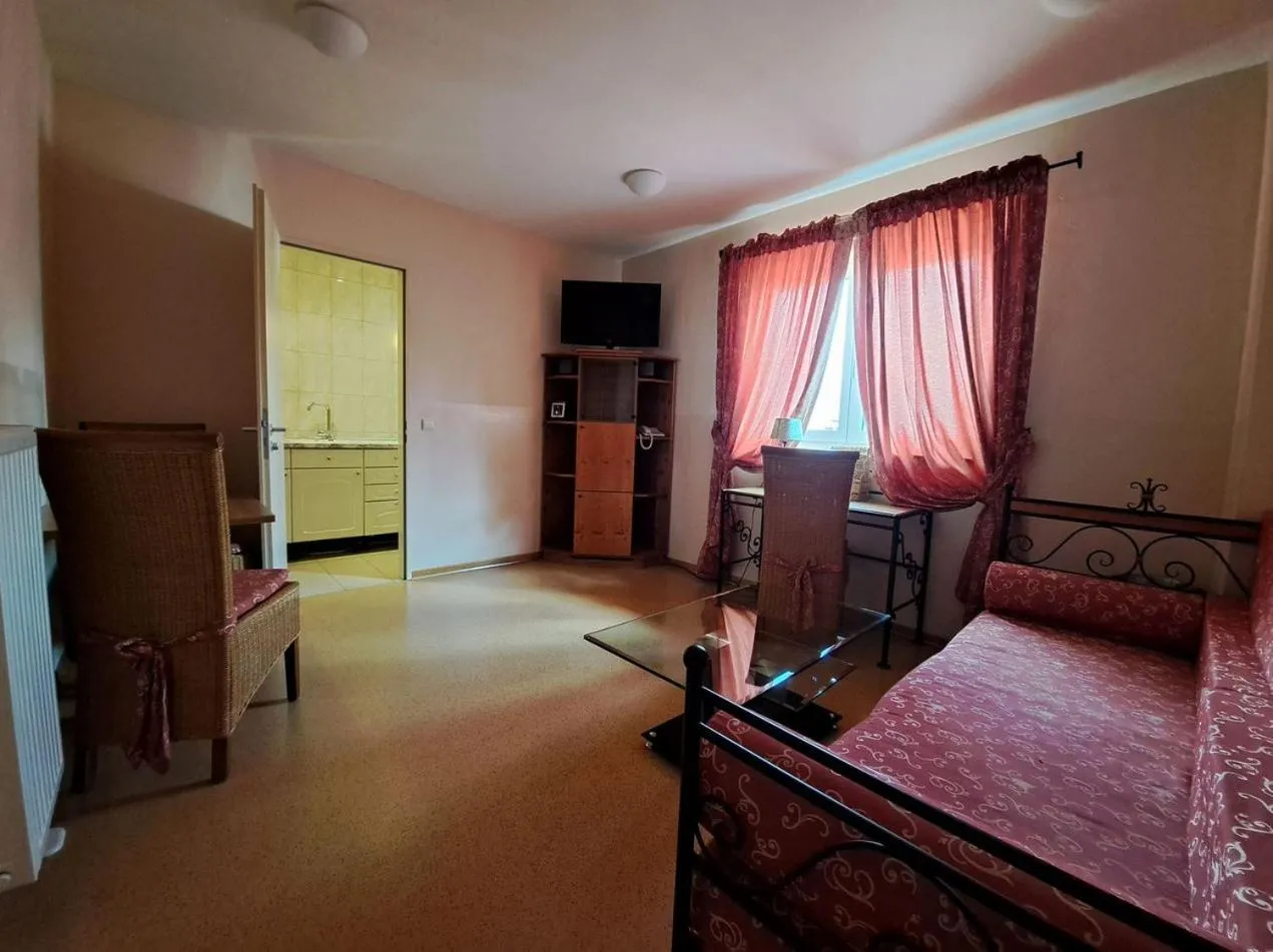 Living room, Bed in Mediterran Hotel Juwel