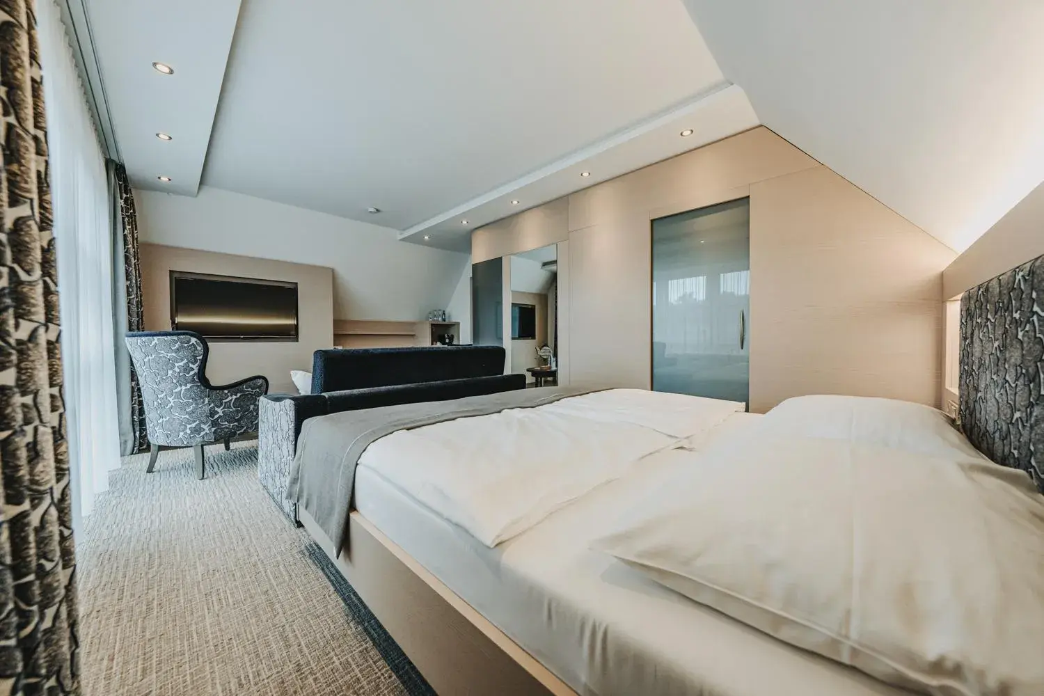 Deluxe Double Room with Balcony - single occupancy in Hotel Graf Bentinck Deluxe Double Room with Balcony - single occupancy in Hotel Graf Bentinck