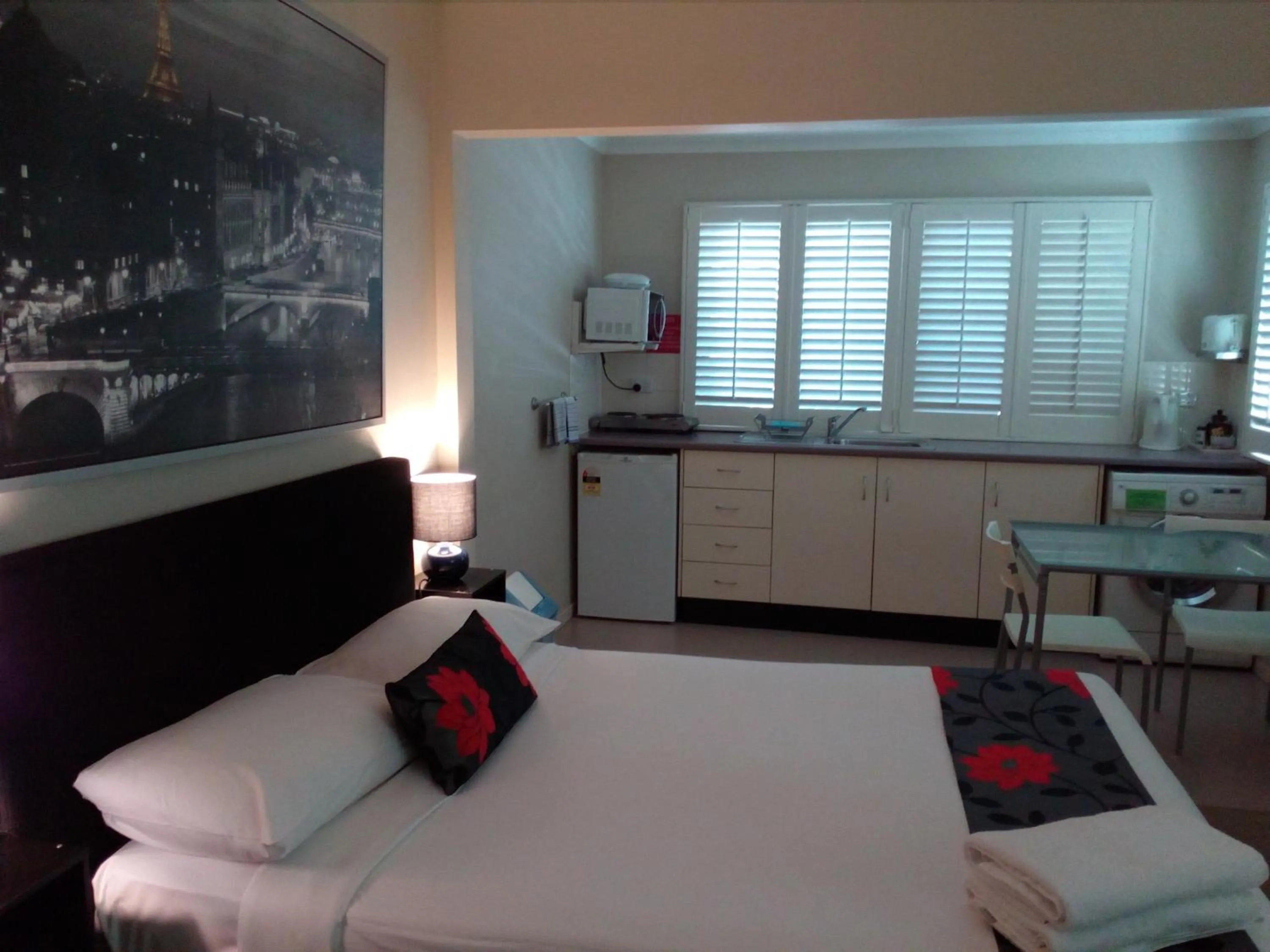 Photo of the whole room, Bed in Brisbane Street Studios