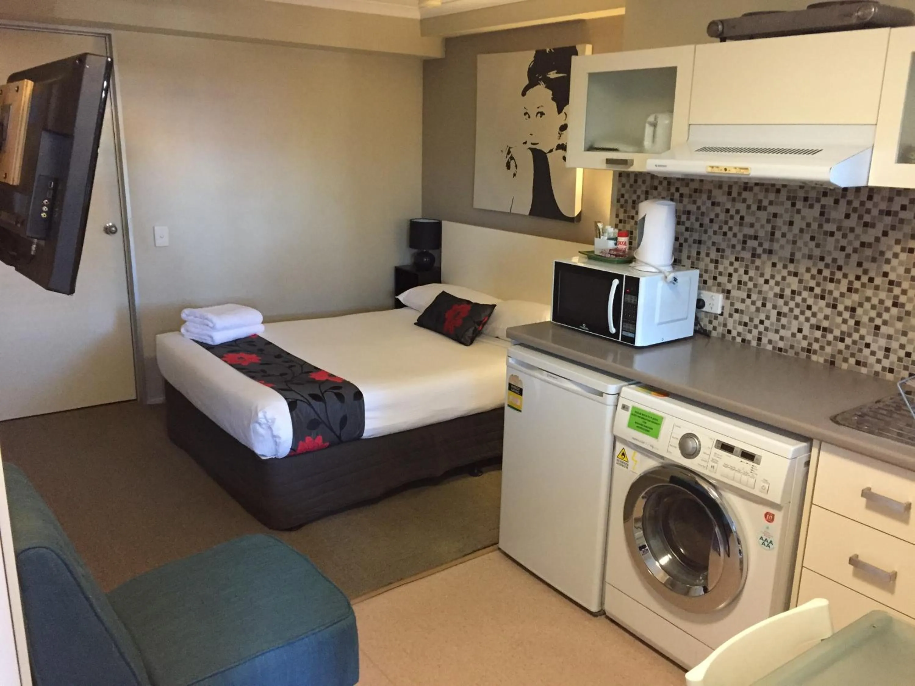 Photo of the whole room, Bed in Brisbane Street Studios