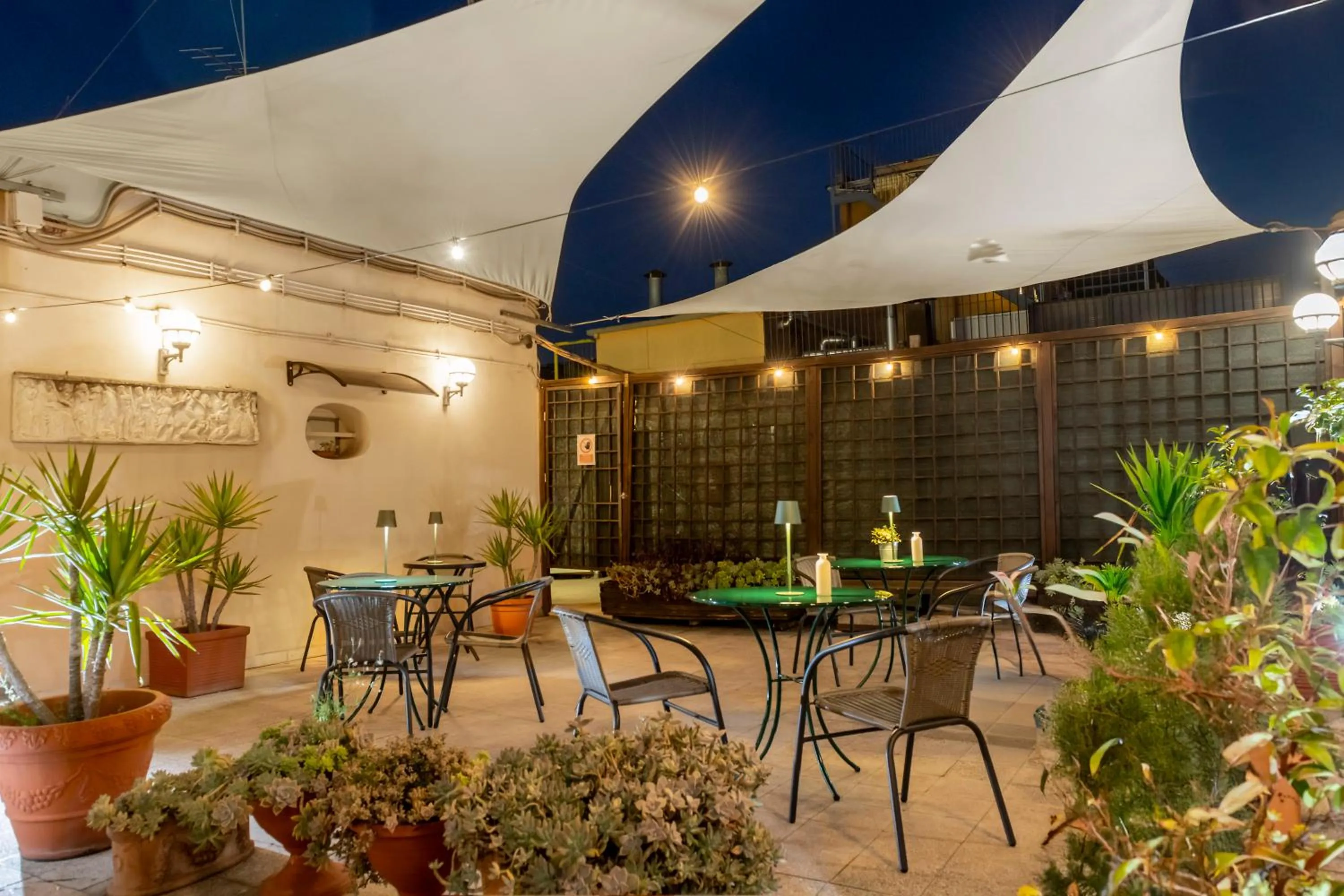 Patio in Budget Rooms Des Arts