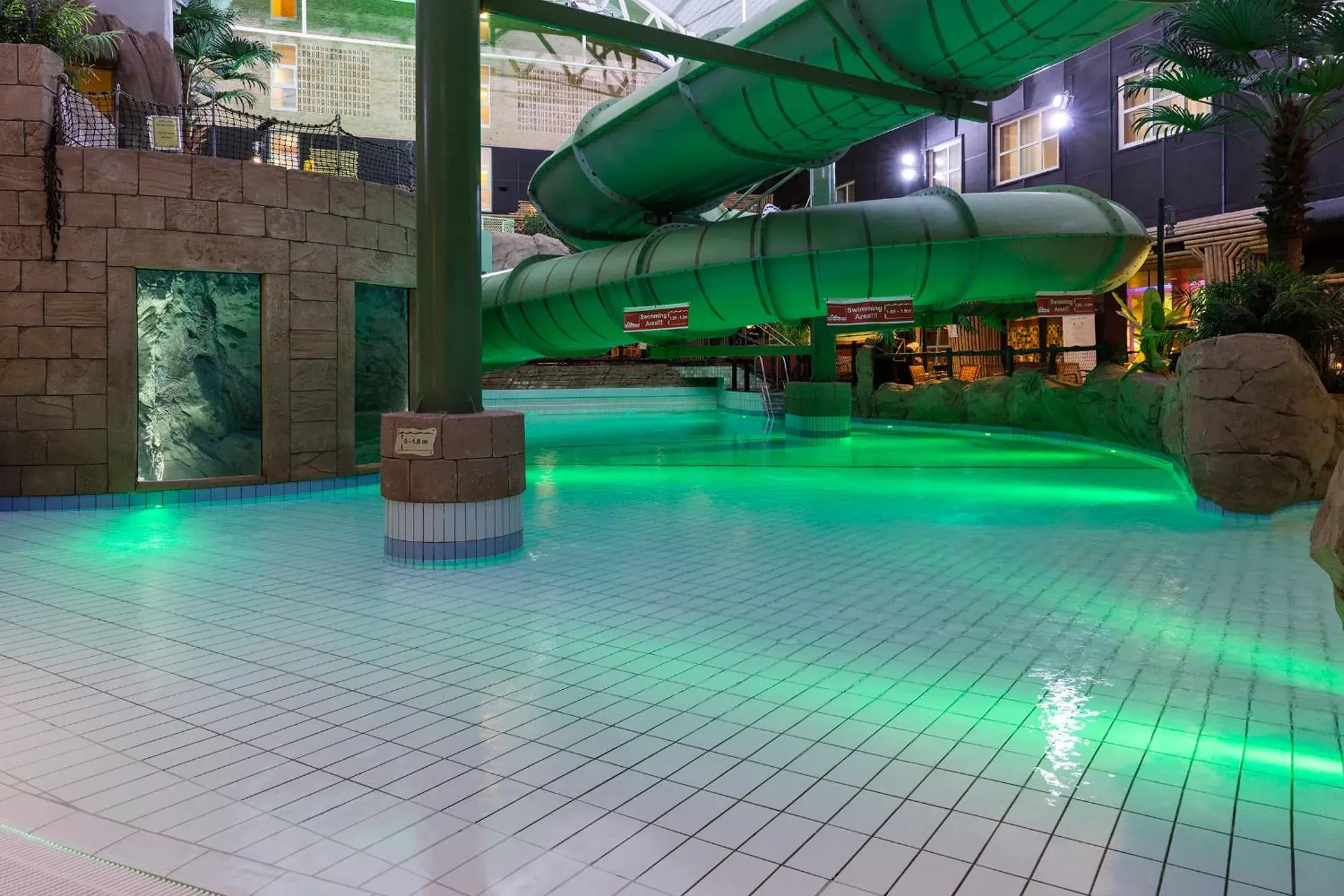 Swimming pool in Quality Hotel The Reef Swimming pool in Quality Hotel The Reef