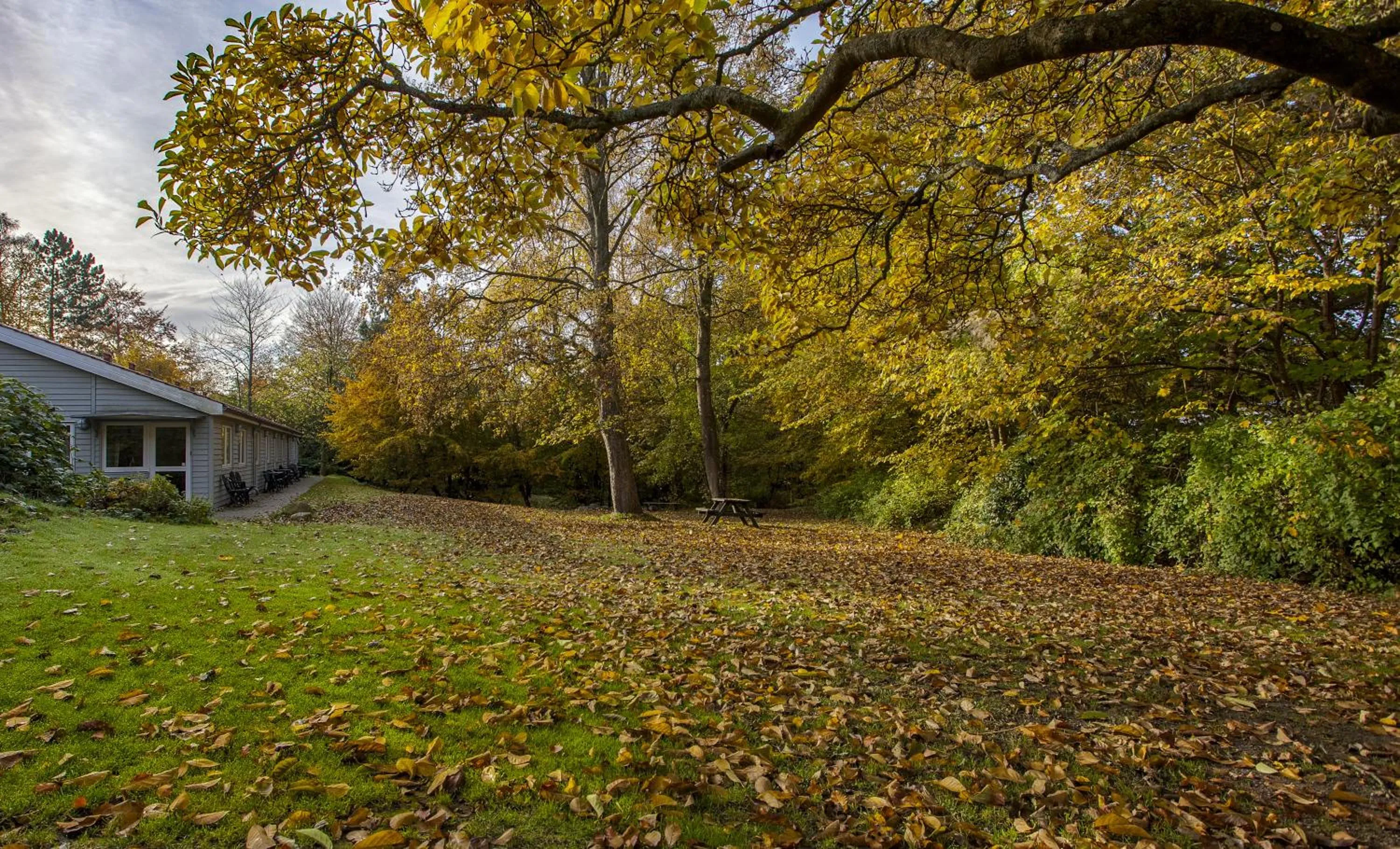 Facade/entrance in Fredensborg Vandrerhjem, i Kongens baghave