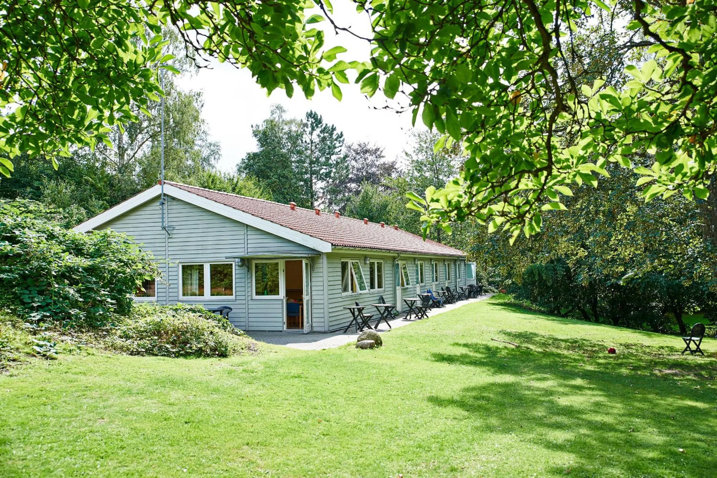 Facade/entrance in Fredensborg Vandrerhjem, i Kongens baghave