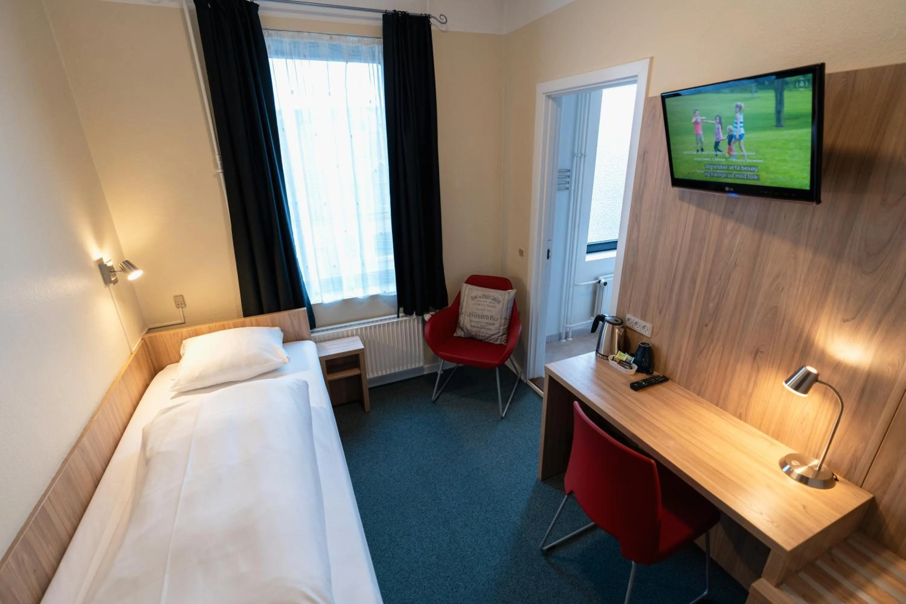 Bathroom, Bed in Prinsen Hotel