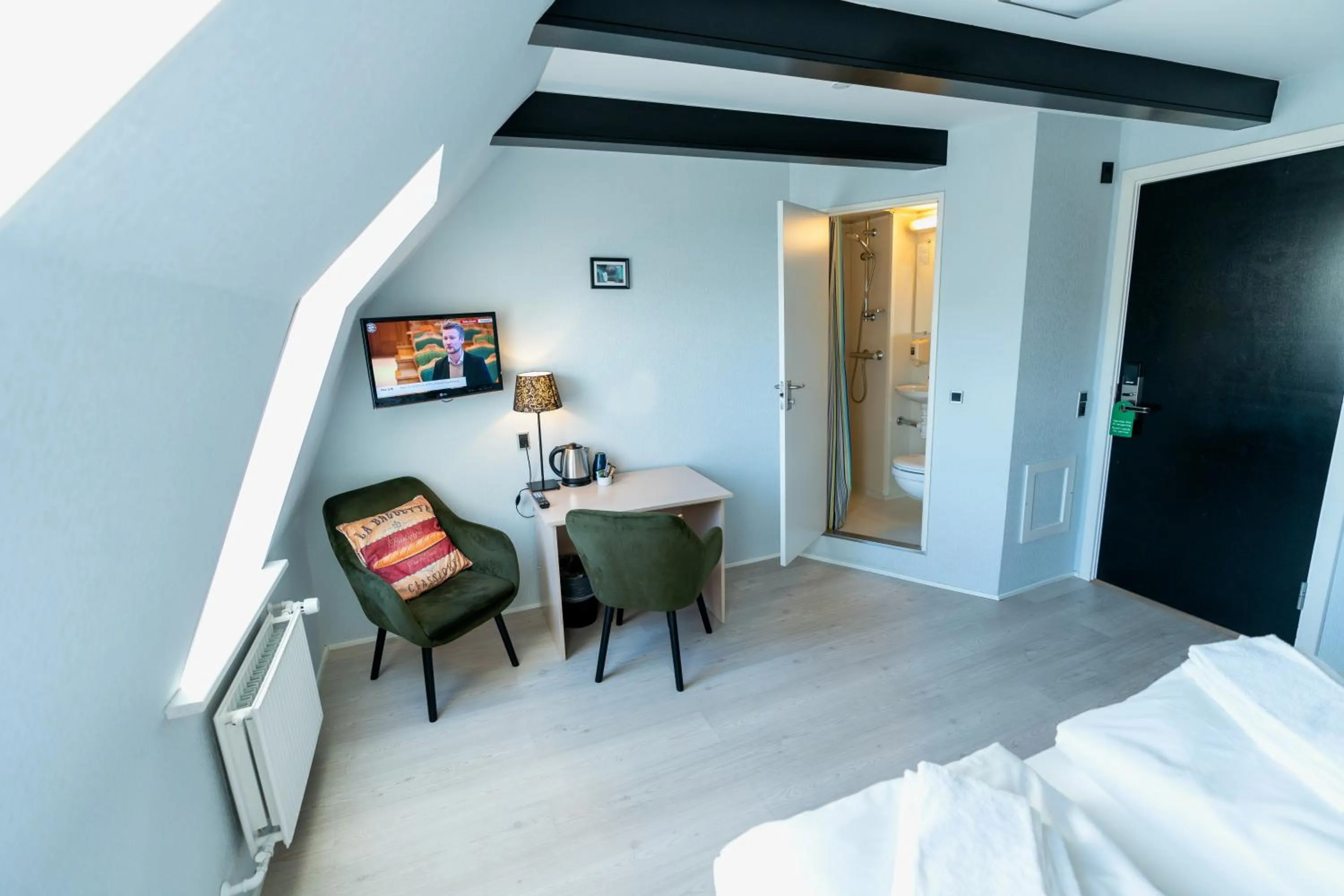 Bathroom, Bed in Prinsen Hotel