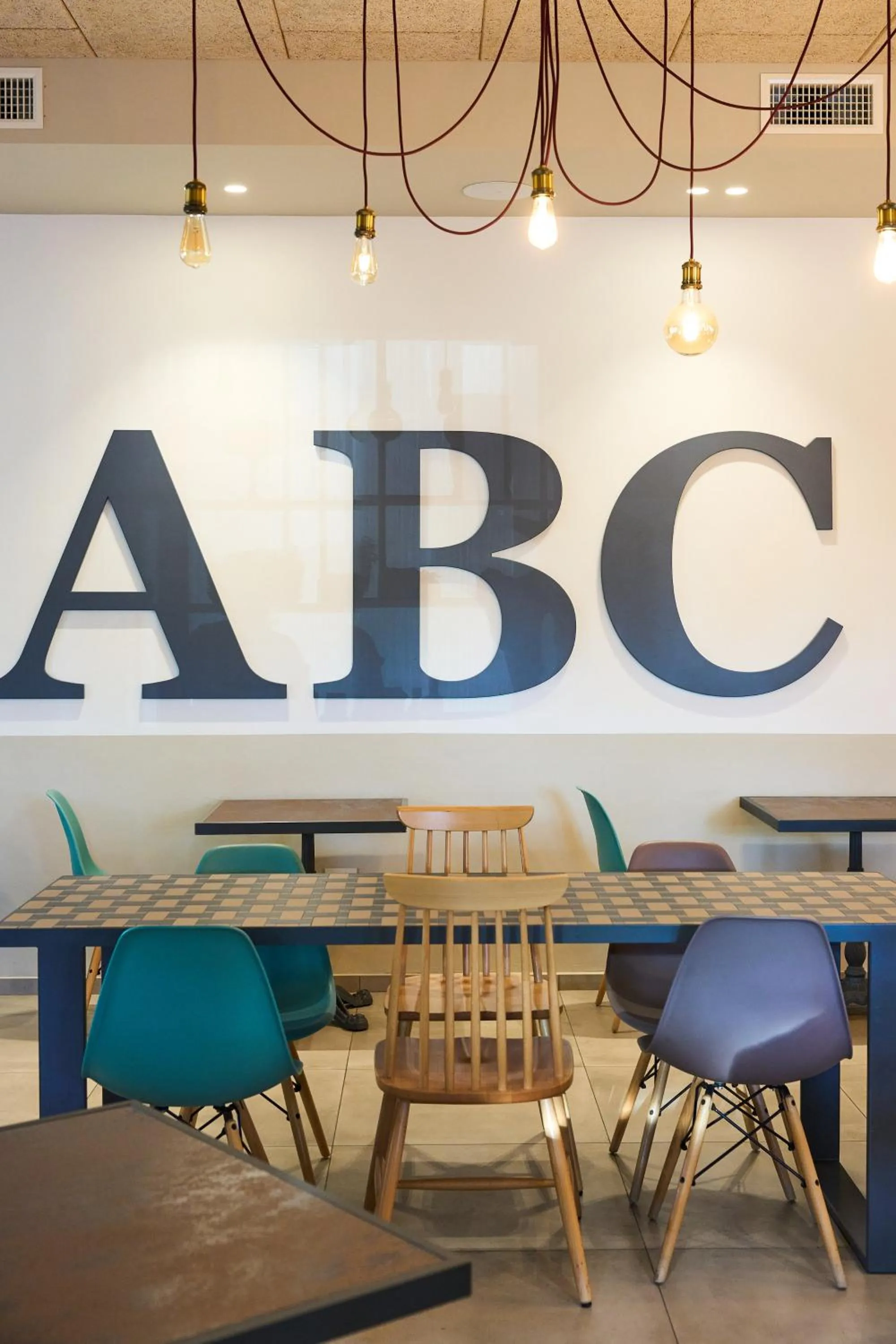 Restaurant/places to eat in Hotel Abc
