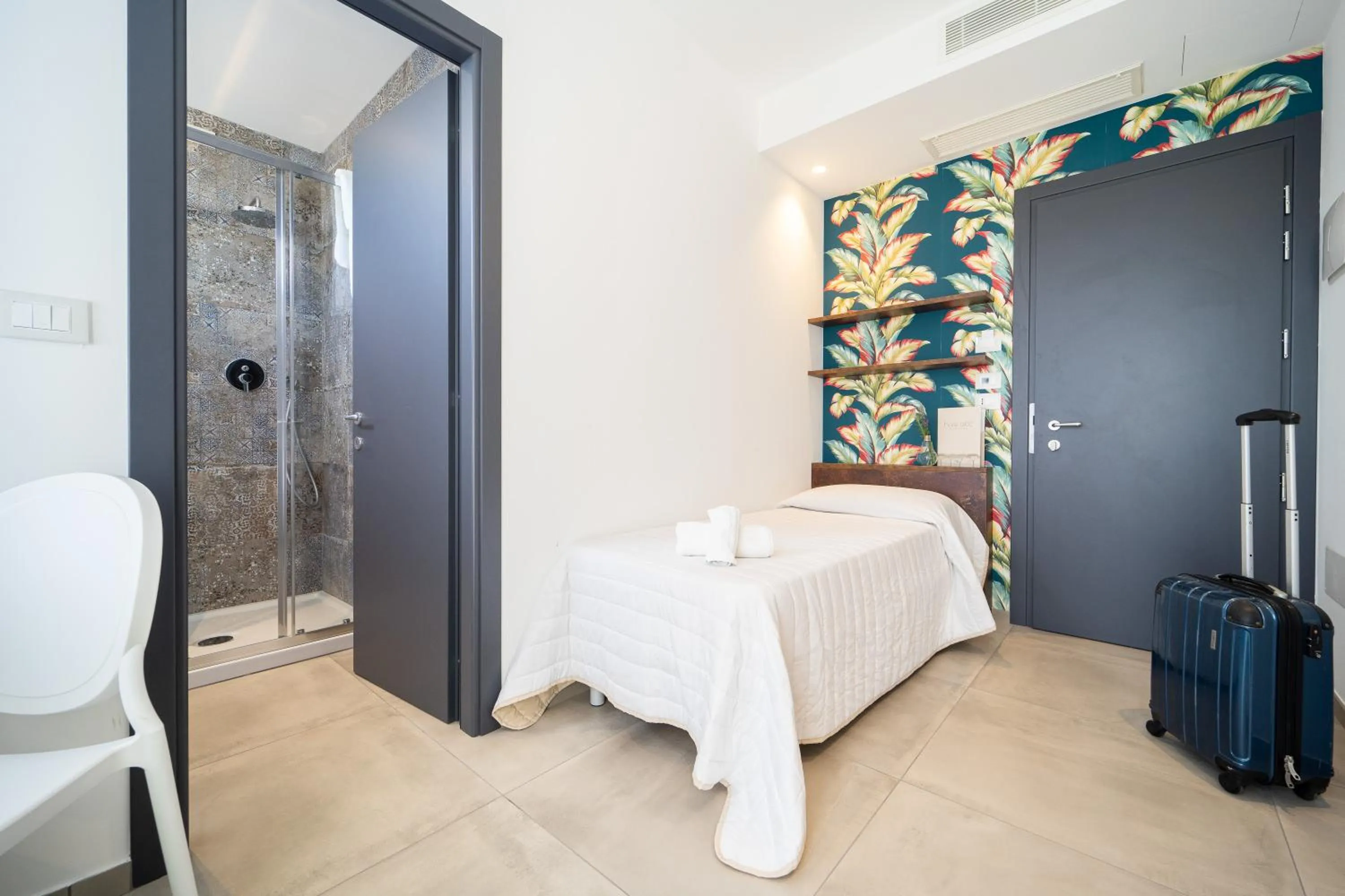 Photo of the whole room, Bed in Hotel Abc