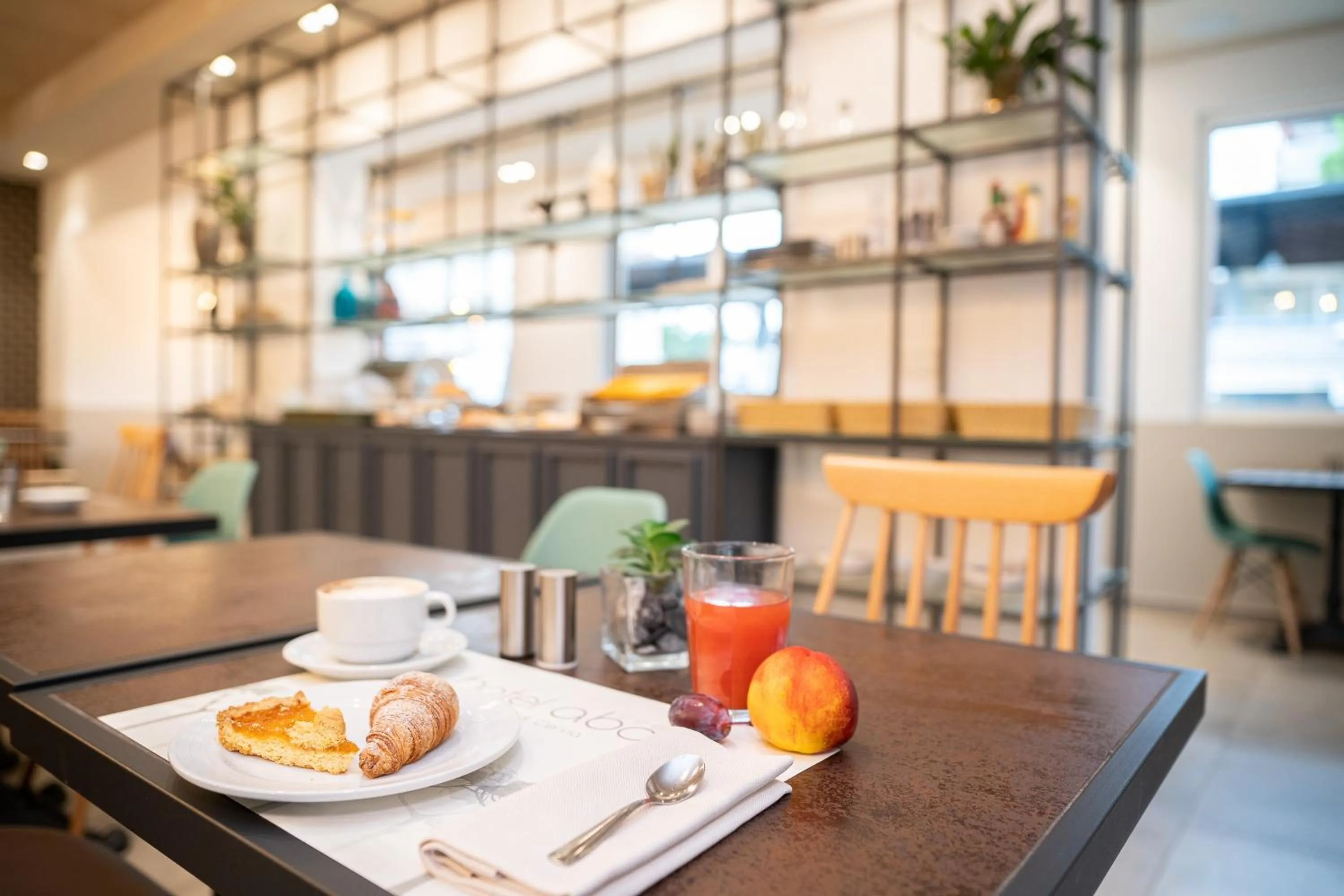 Restaurant/places to eat in Hotel Abc