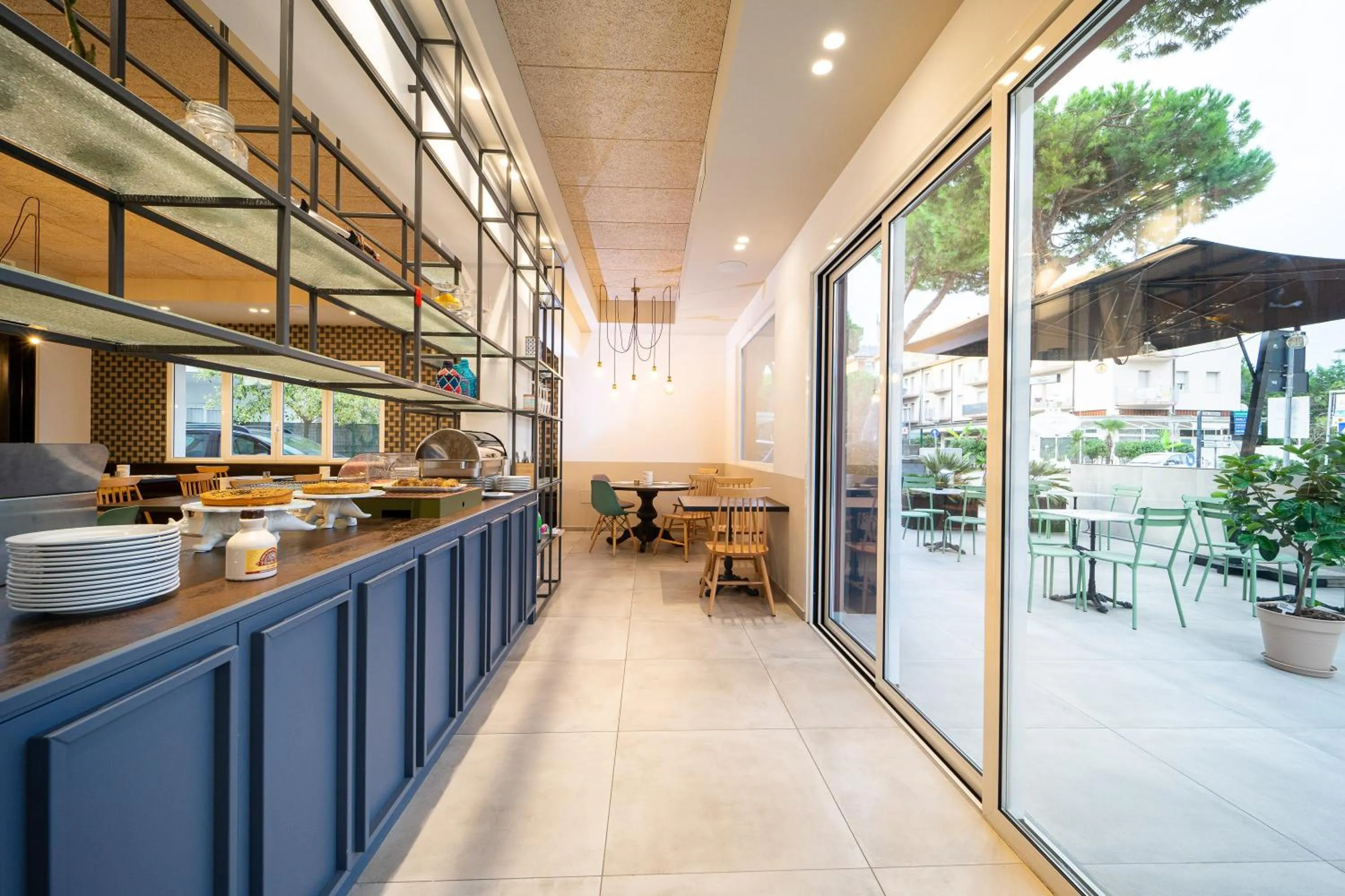 Restaurant/places to eat in Hotel Abc