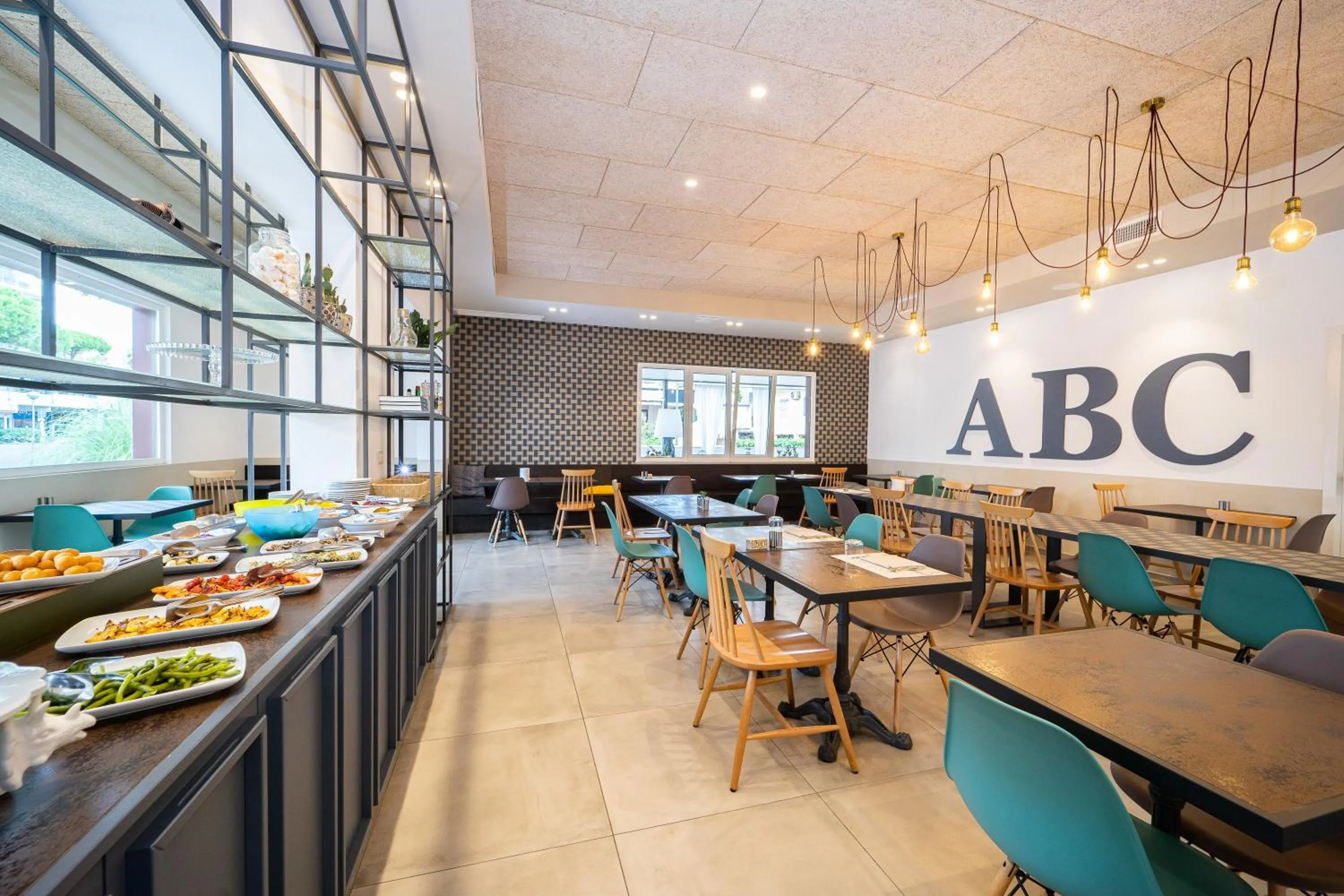 Restaurant/places to eat in Hotel Abc