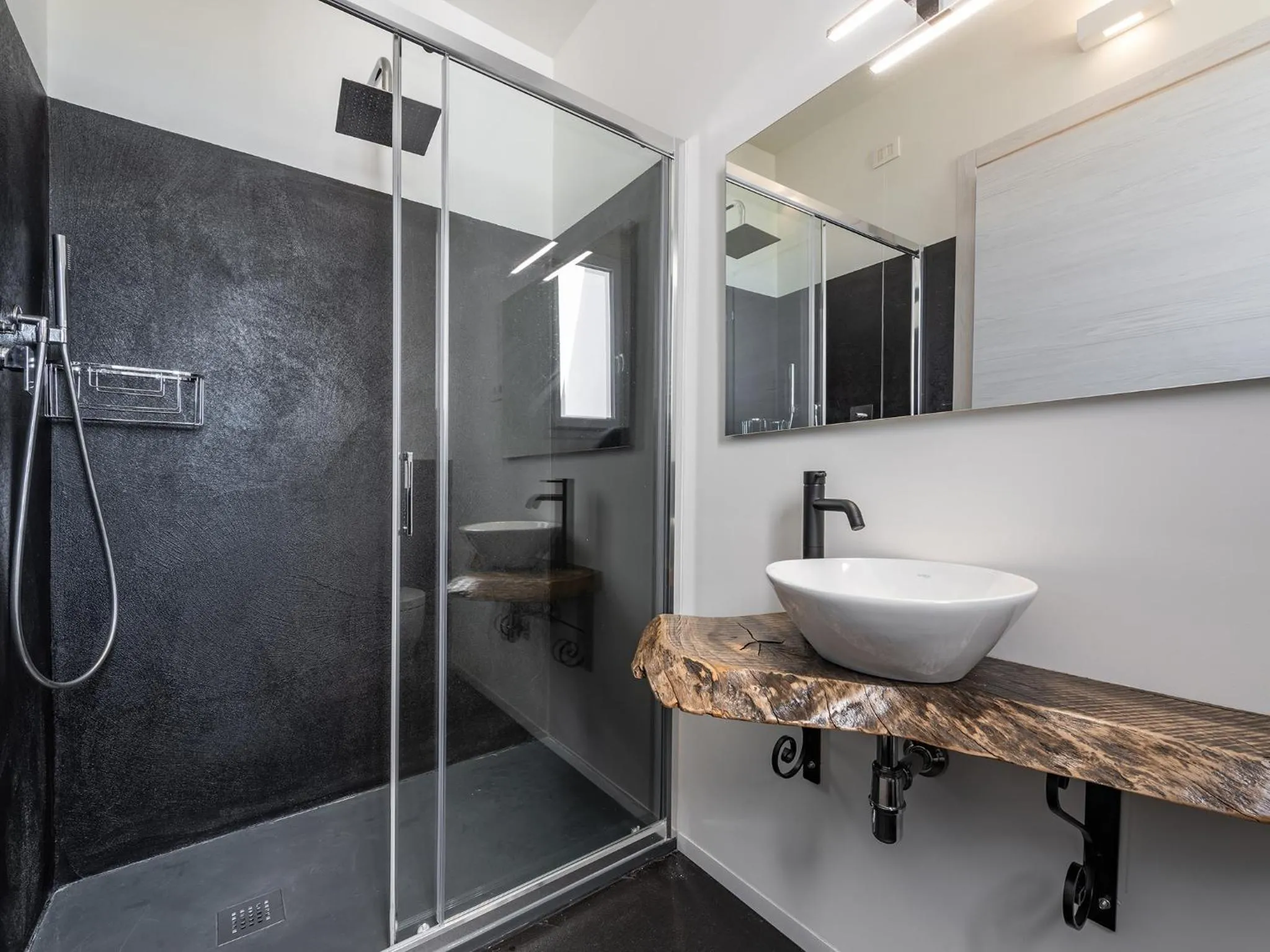 Shower in Spritz Bed & Breakfast