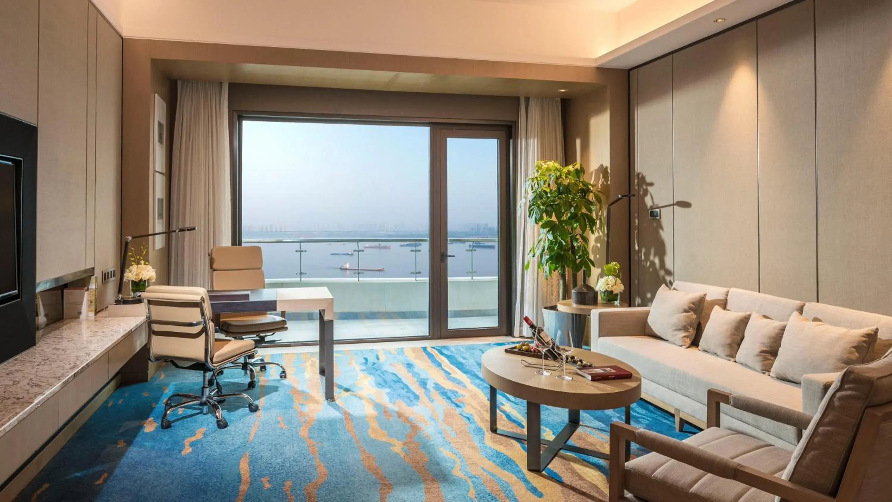 One-Bedroom Suite with River View in InterContinental Wuhan by IHG - Yangtze River View One-Bedroom Suite with River View in InterContinental Wuhan by IHG - Yangtze River View