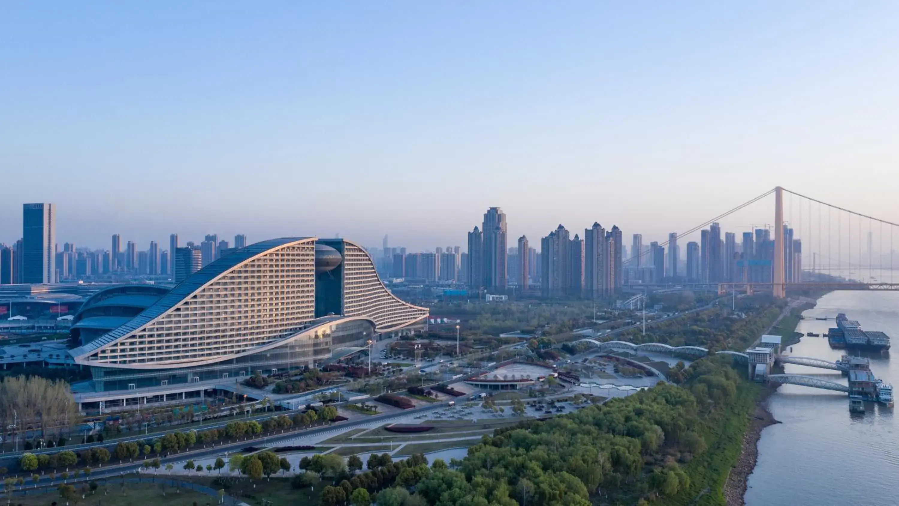 Property building in InterContinental Wuhan by IHG - Yangtze River View Property building in InterContinental Wuhan by IHG - Yangtze River View