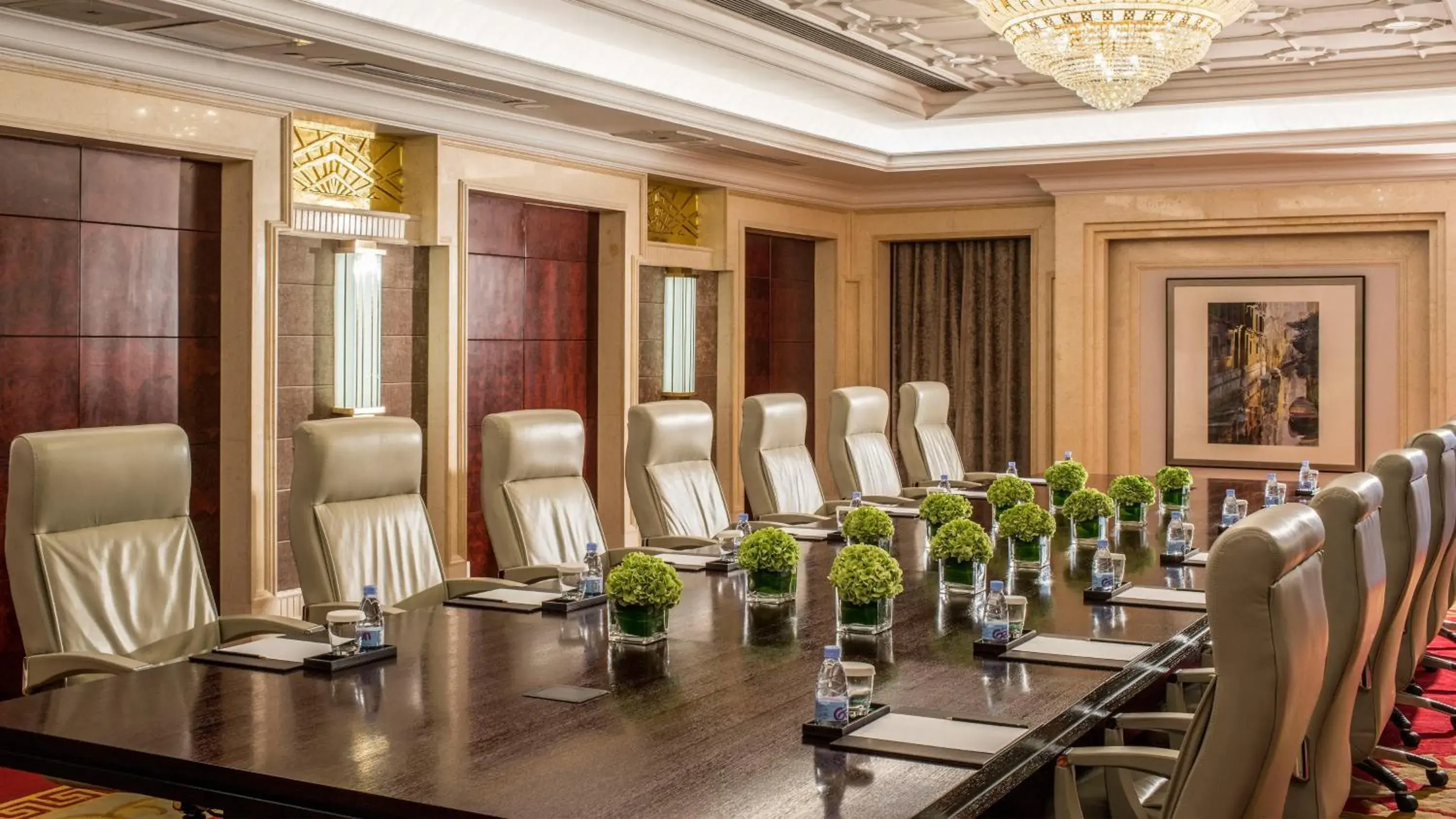 Meeting/conference room in InterContinental Wuhan by IHG - Yangtze River View Meeting/conference room in InterContinental Wuhan by IHG - Yangtze River View