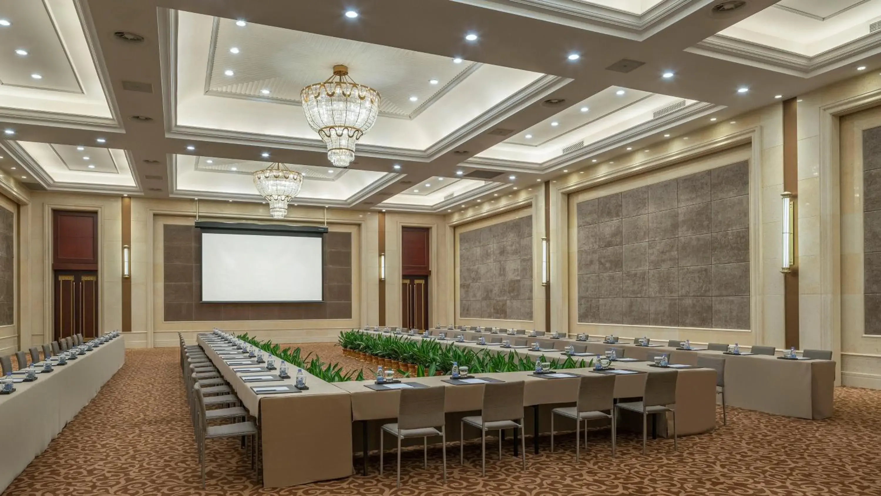 Meeting/conference room in InterContinental Wuhan by IHG - Yangtze River View Meeting/conference room in InterContinental Wuhan by IHG - Yangtze River View
