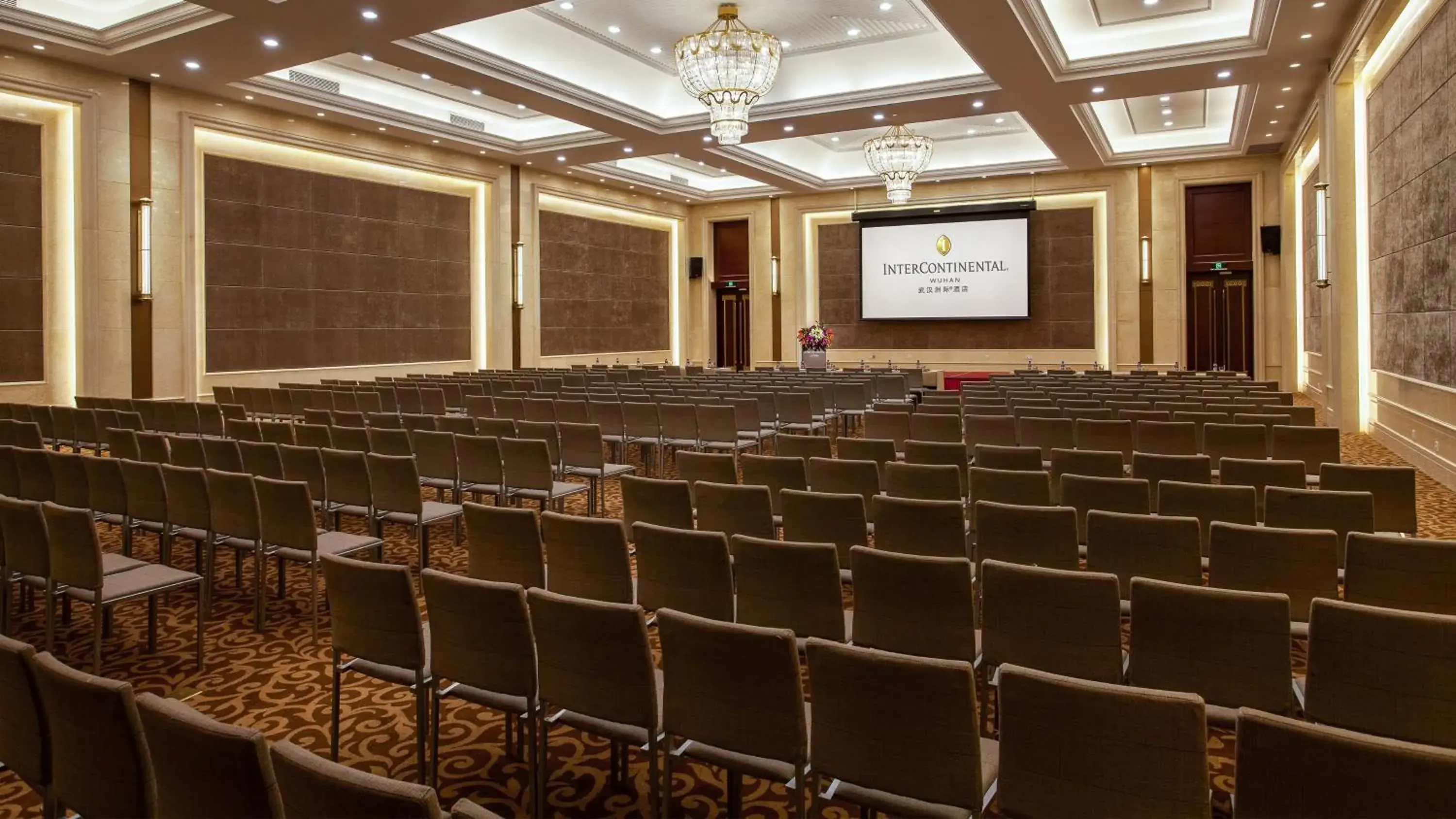 Meeting/conference room in InterContinental Wuhan by IHG - Yangtze River View Meeting/conference room in InterContinental Wuhan by IHG - Yangtze River View