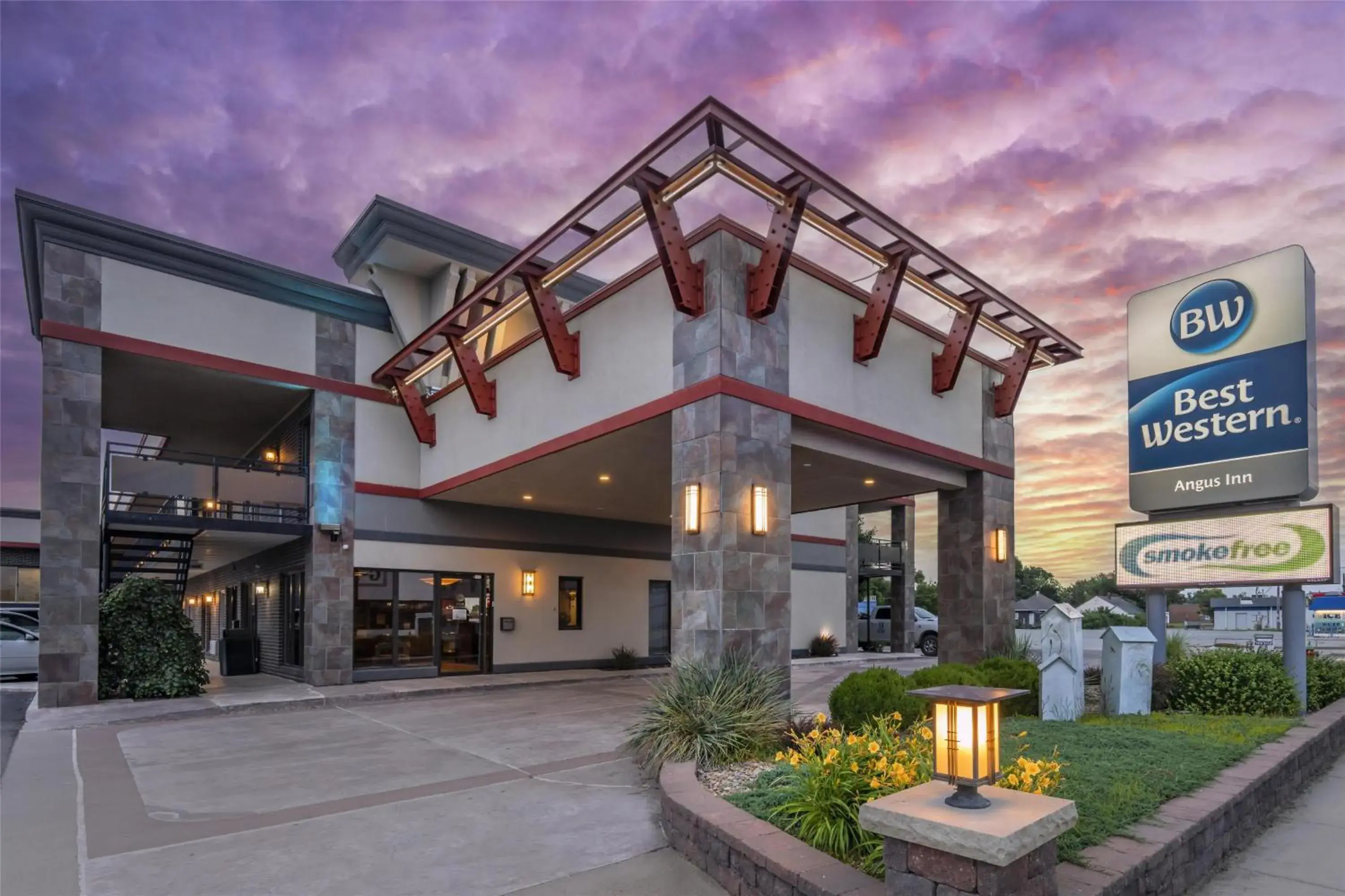 Property building in Best Western Angus Inn Property building in Best Western Angus Inn