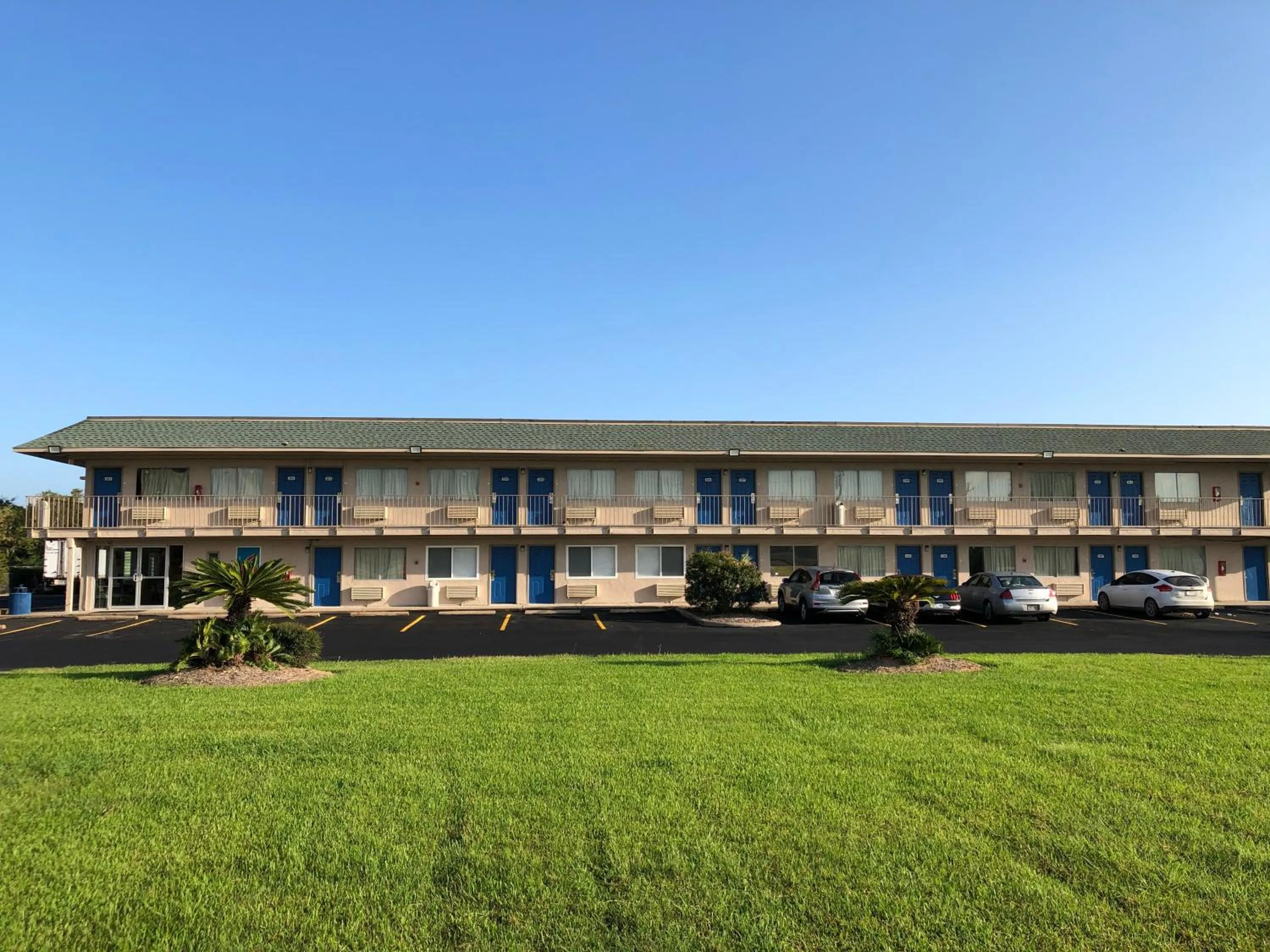 Property building in Motel 6-Clute, TX