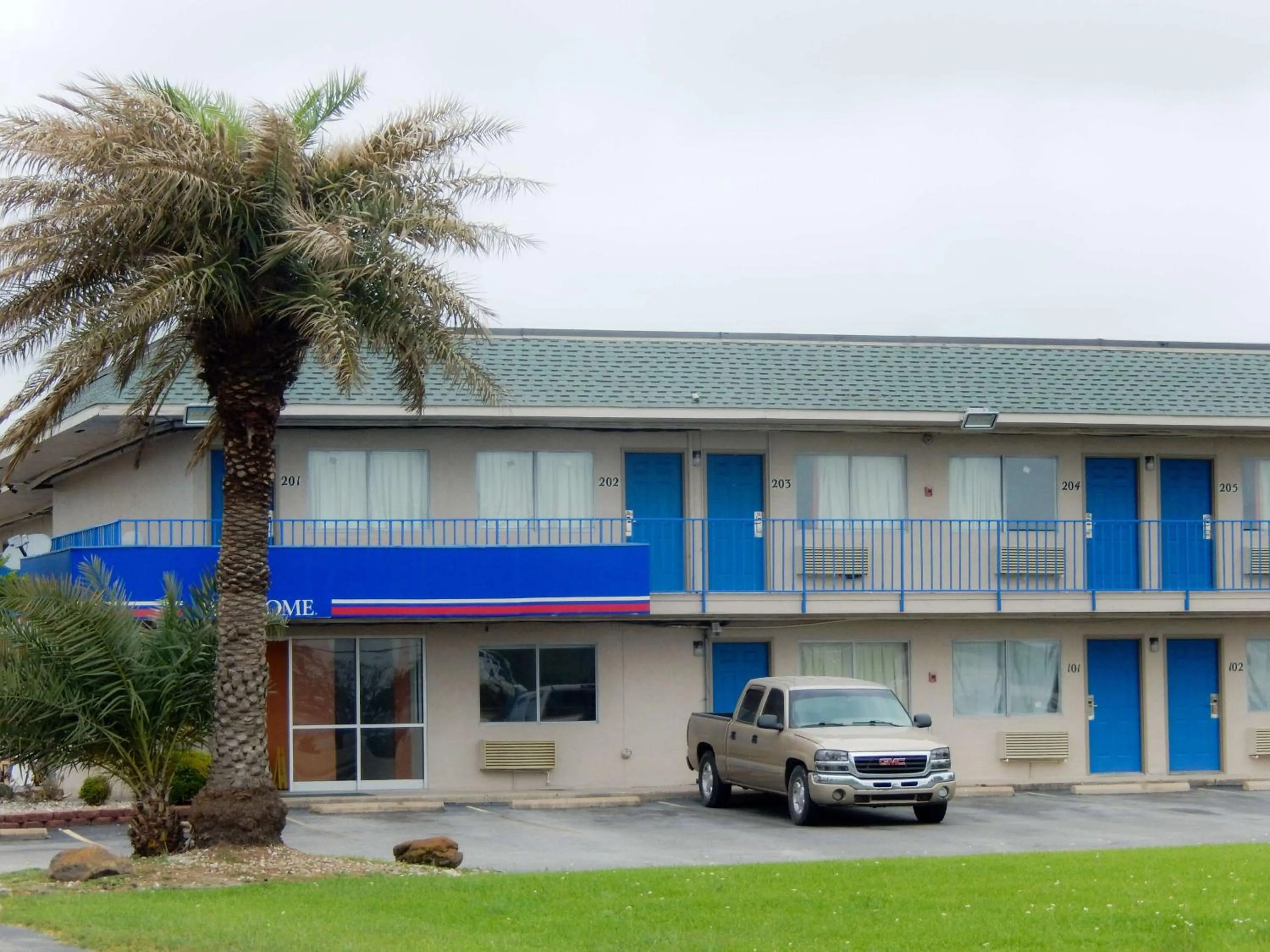 Property building in Motel 6-Clute, TX