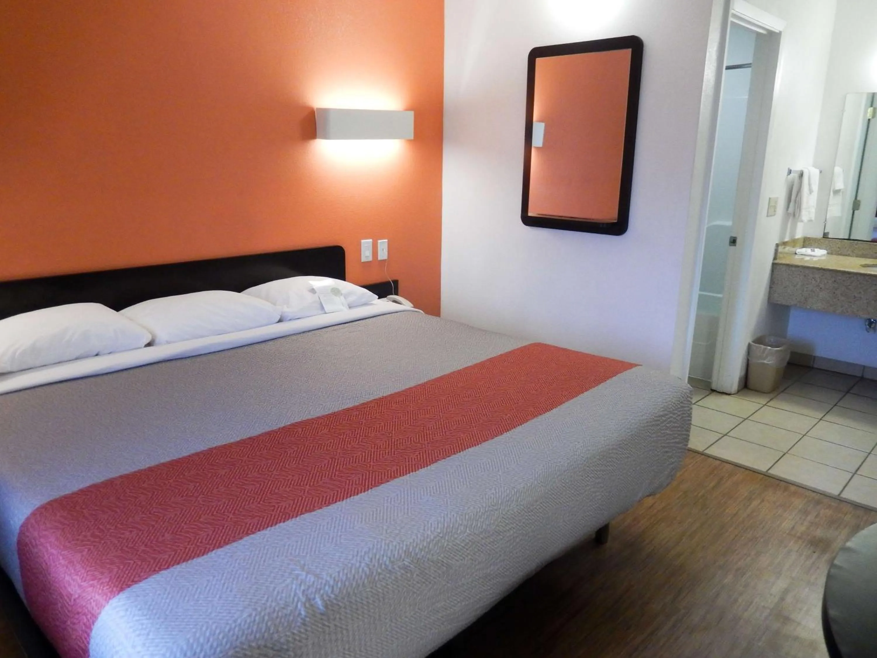 Bedroom, Bed in Motel 6-Clute, TX