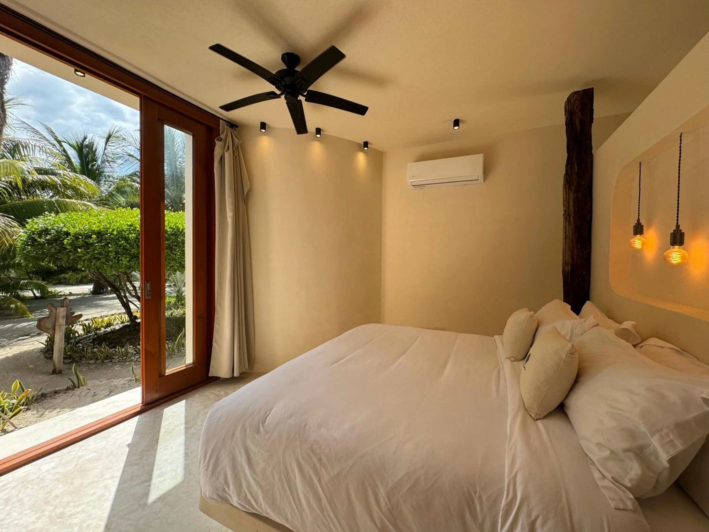 Beach, Bed in Casa Punta Coco & Beach Club