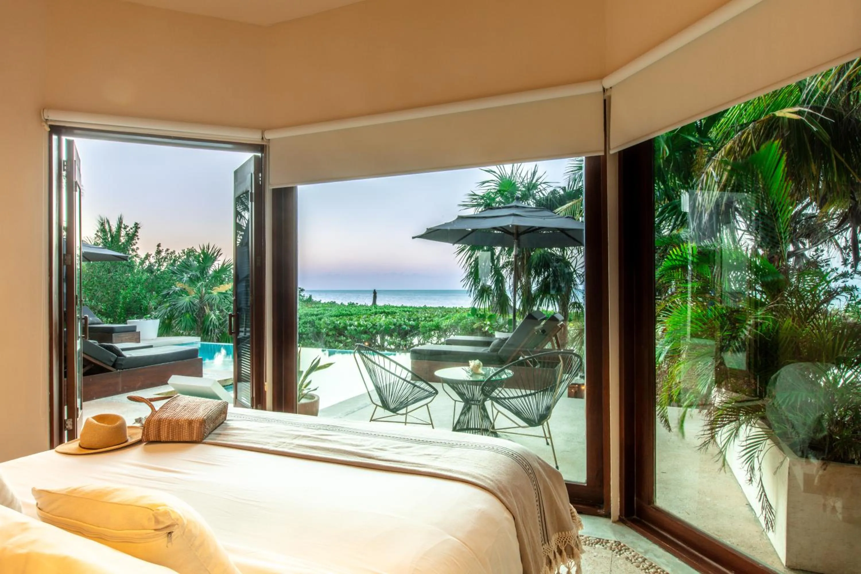 Shower, Bed in Casa Punta Coco & Beach Club