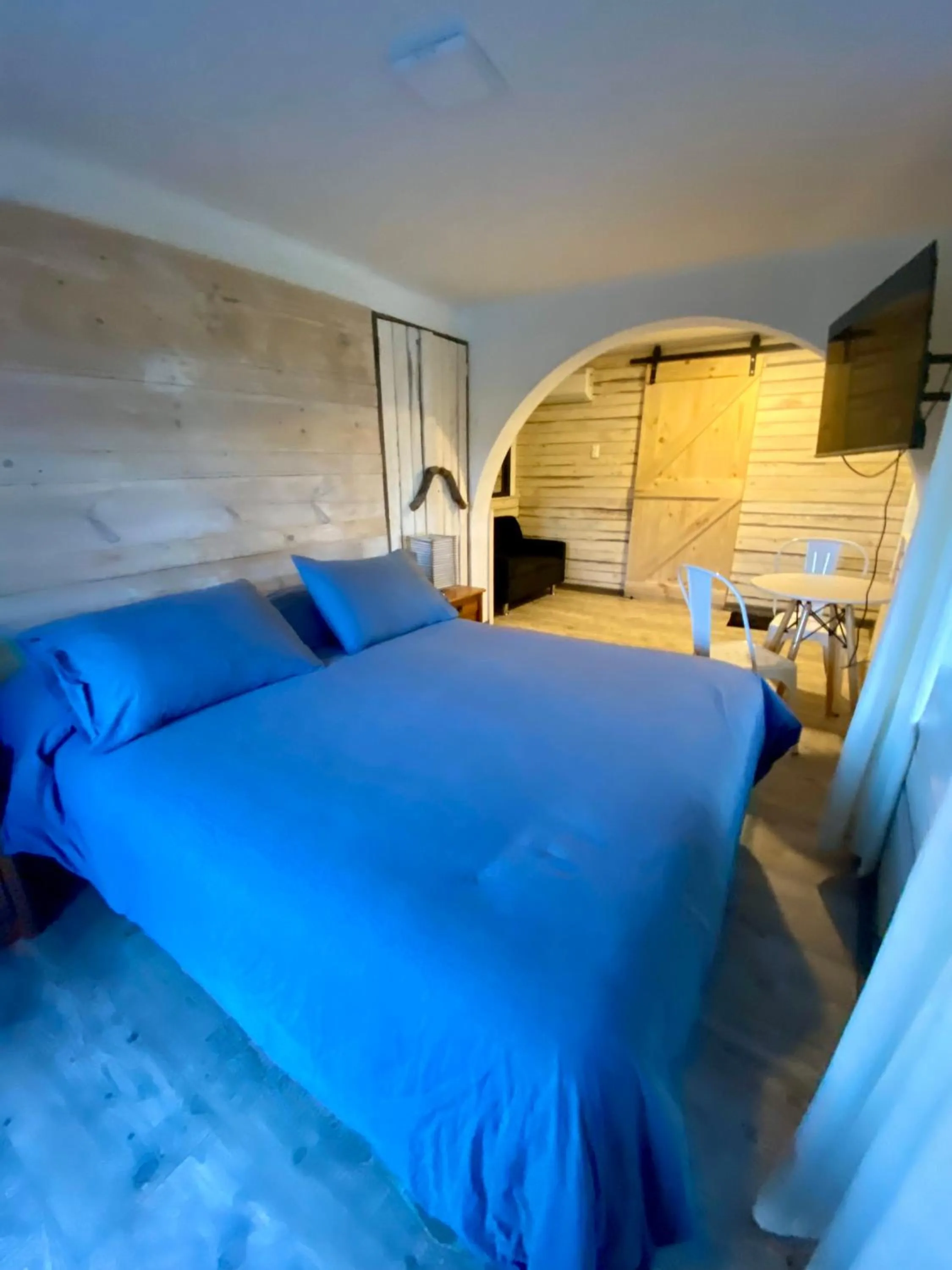 Bed in Hotel Trocadero