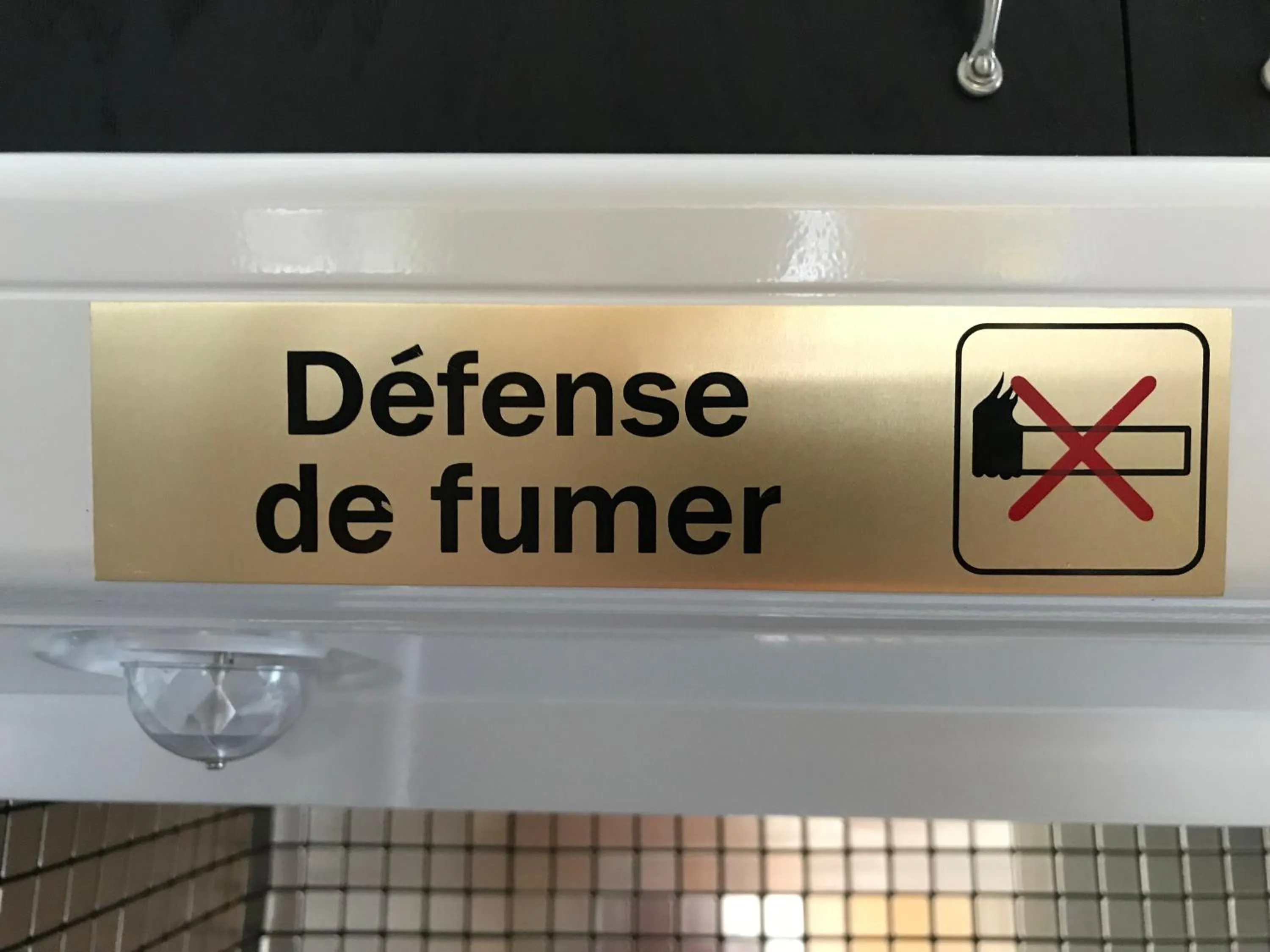 Text overlay in La Maison des Éboulis