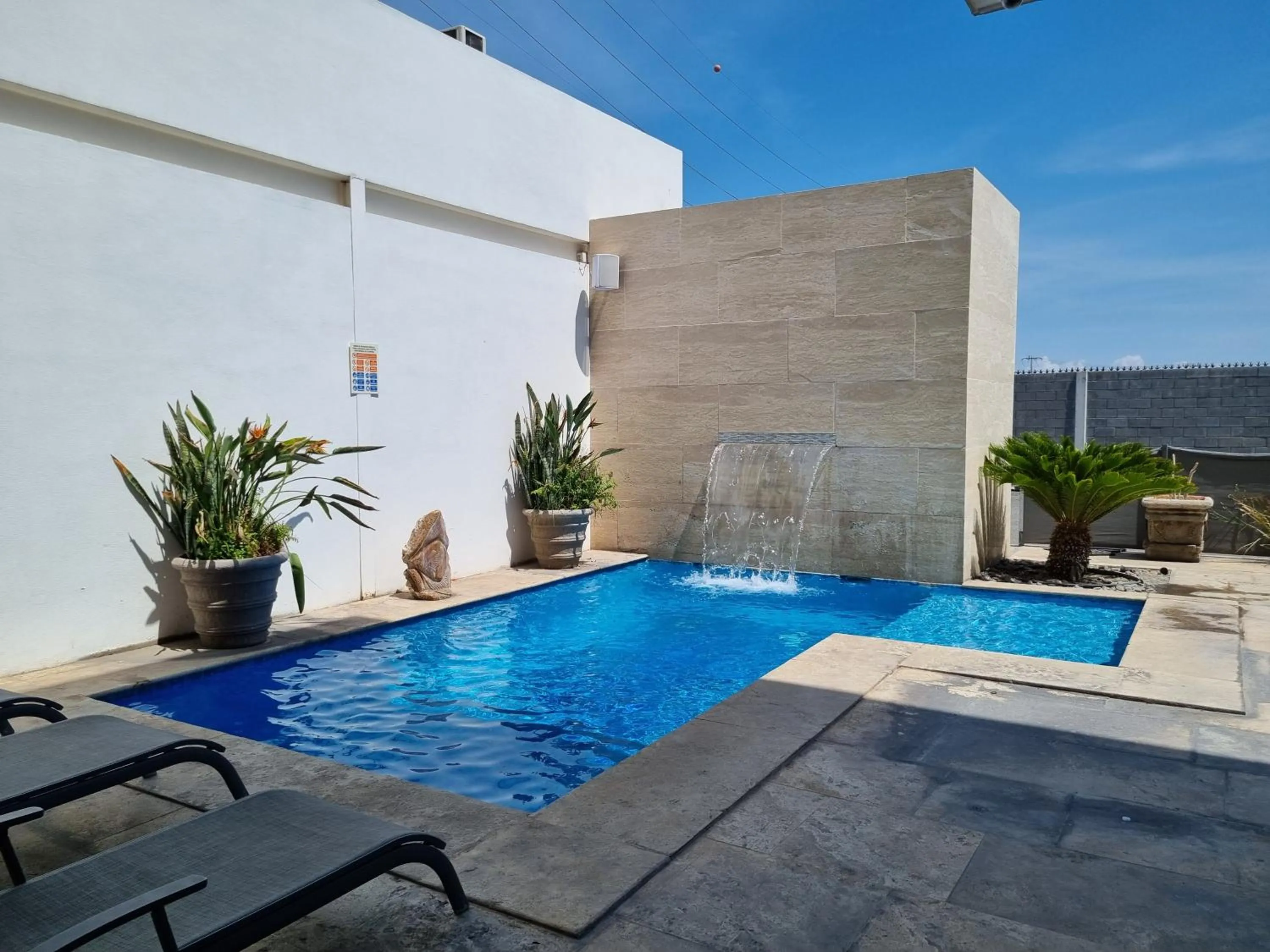 Swimming pool in Bluu Hotel Aeropuerto Monclova-Frontera