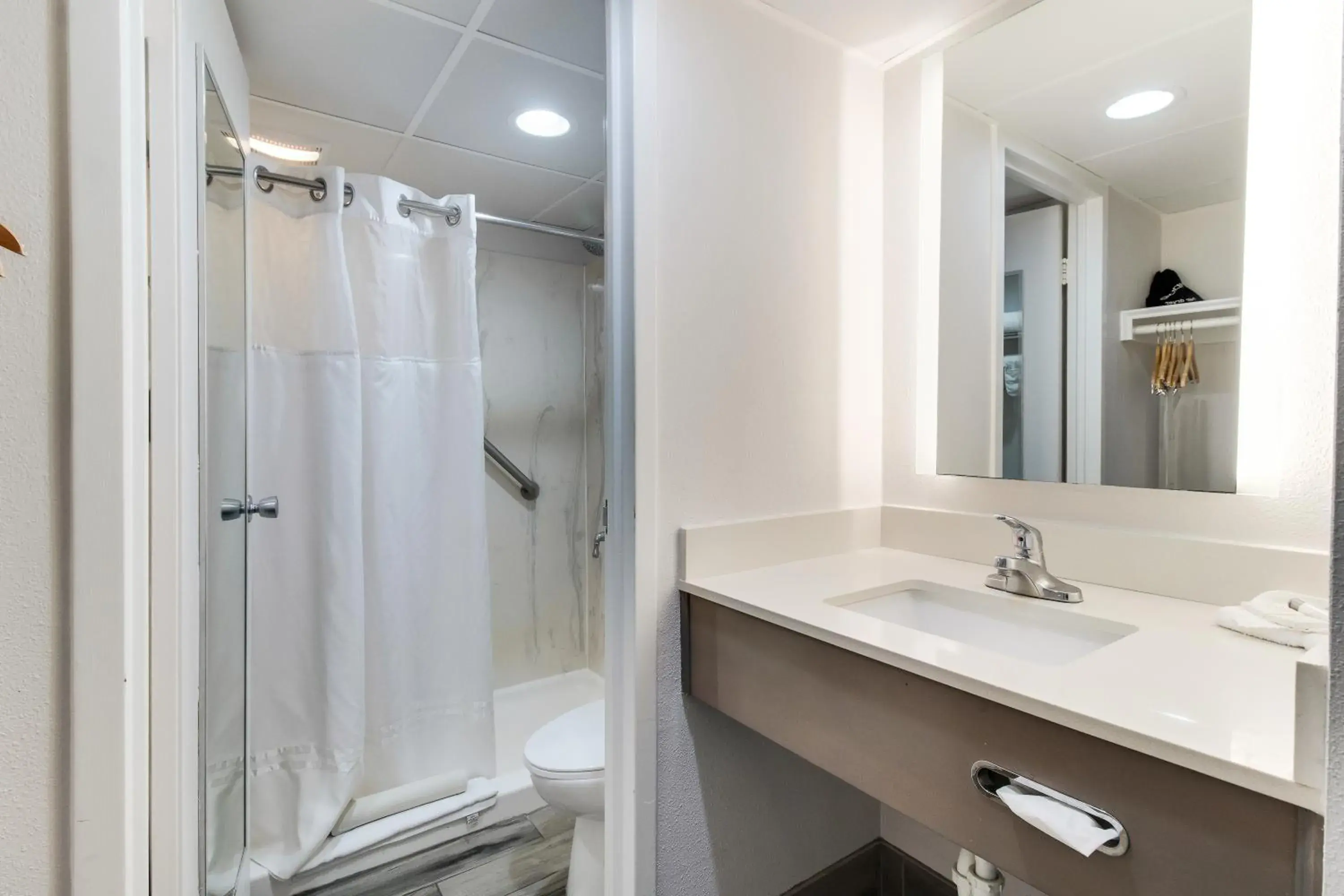 Deluxe King Room in Crystal Coast Oceanfront Hotel Deluxe King Room in Crystal Coast Oceanfront Hotel