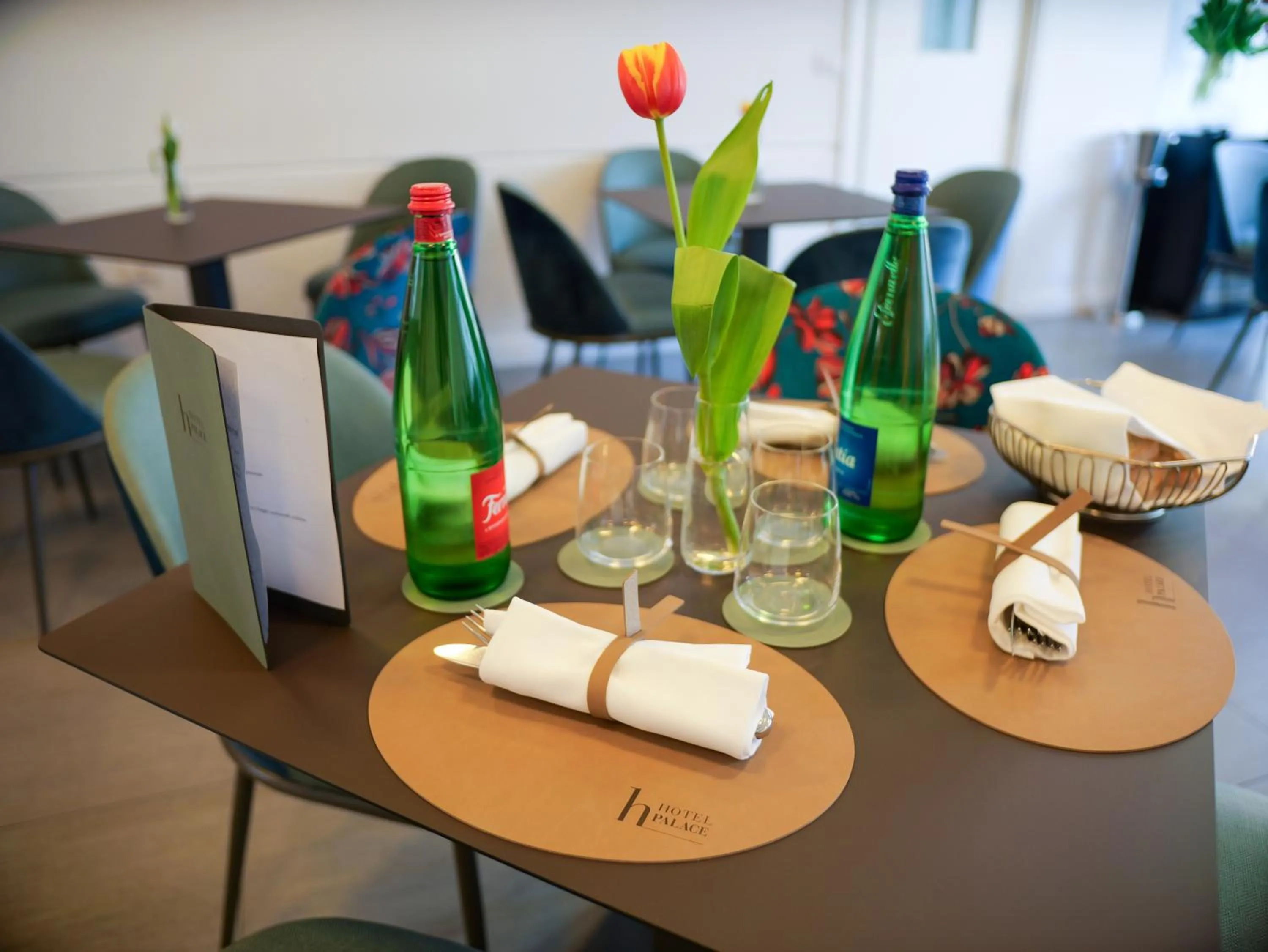 Restaurant/places to eat in Hotel Palace