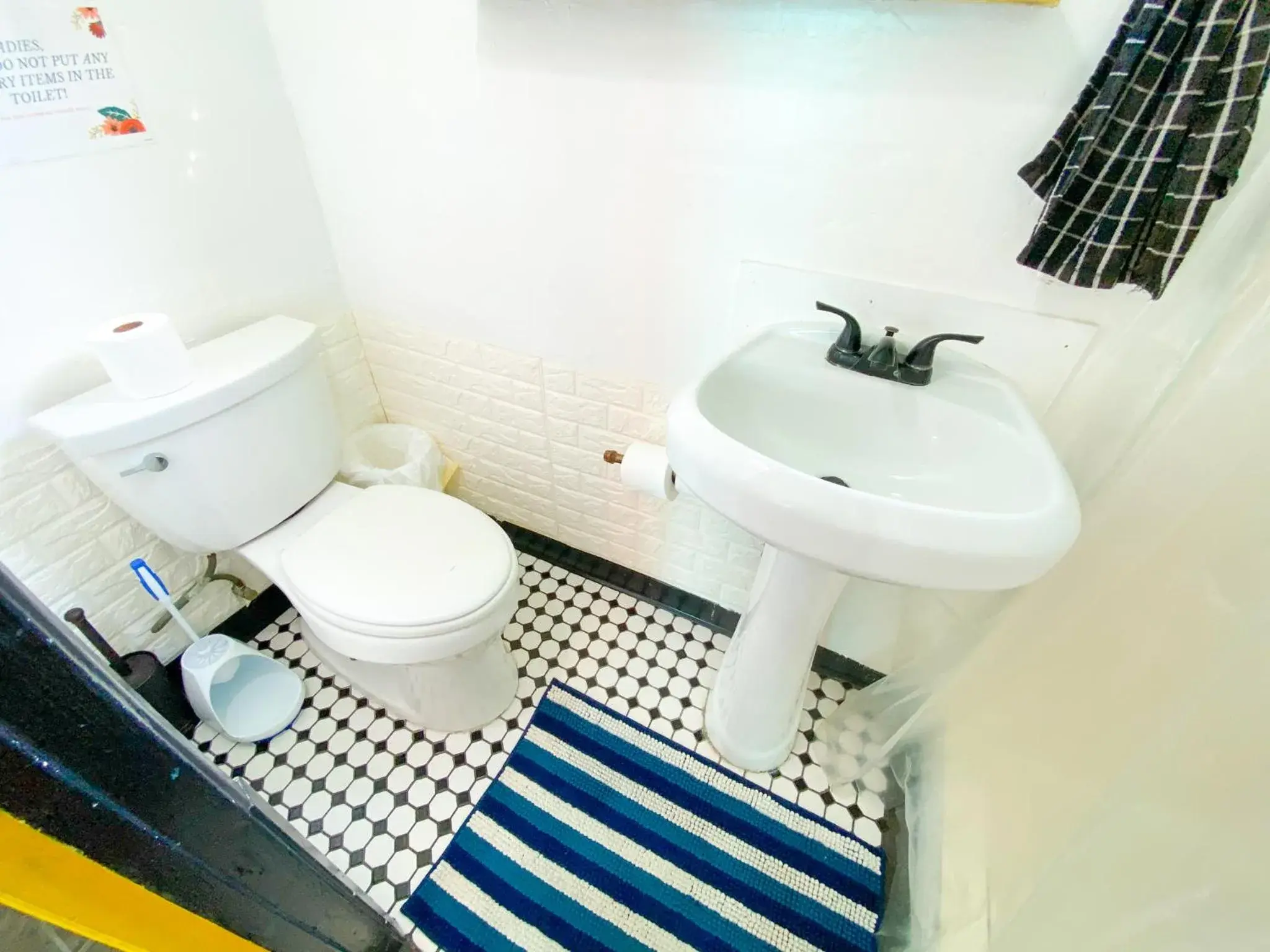 Bathroom in ITH San Diego Beach Bungalow Surf Hostel Bathroom in ITH San Diego Beach Bungalow Surf Hostel