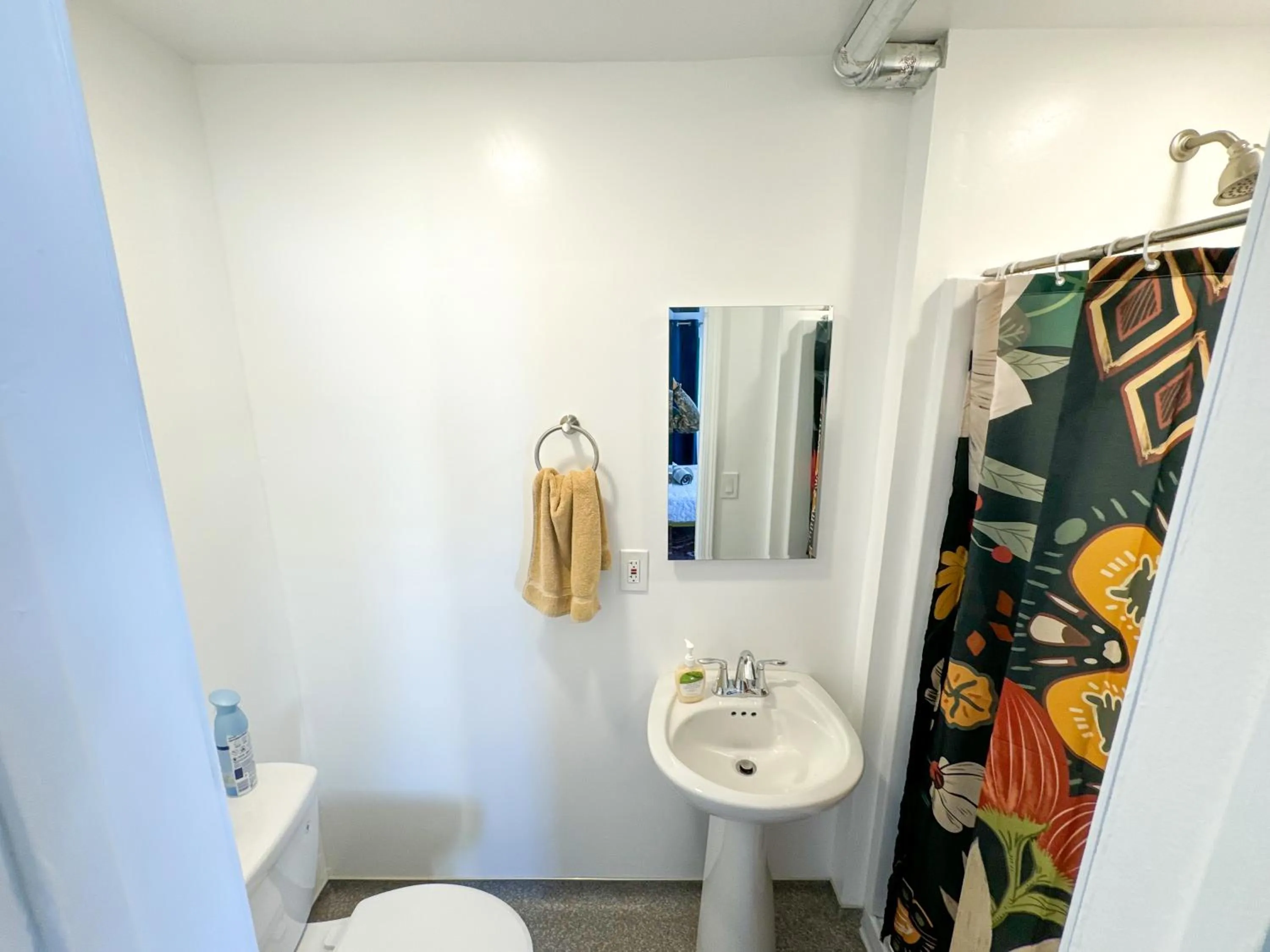 Bathroom in ITH San Diego Beach Bungalow Surf Hostel