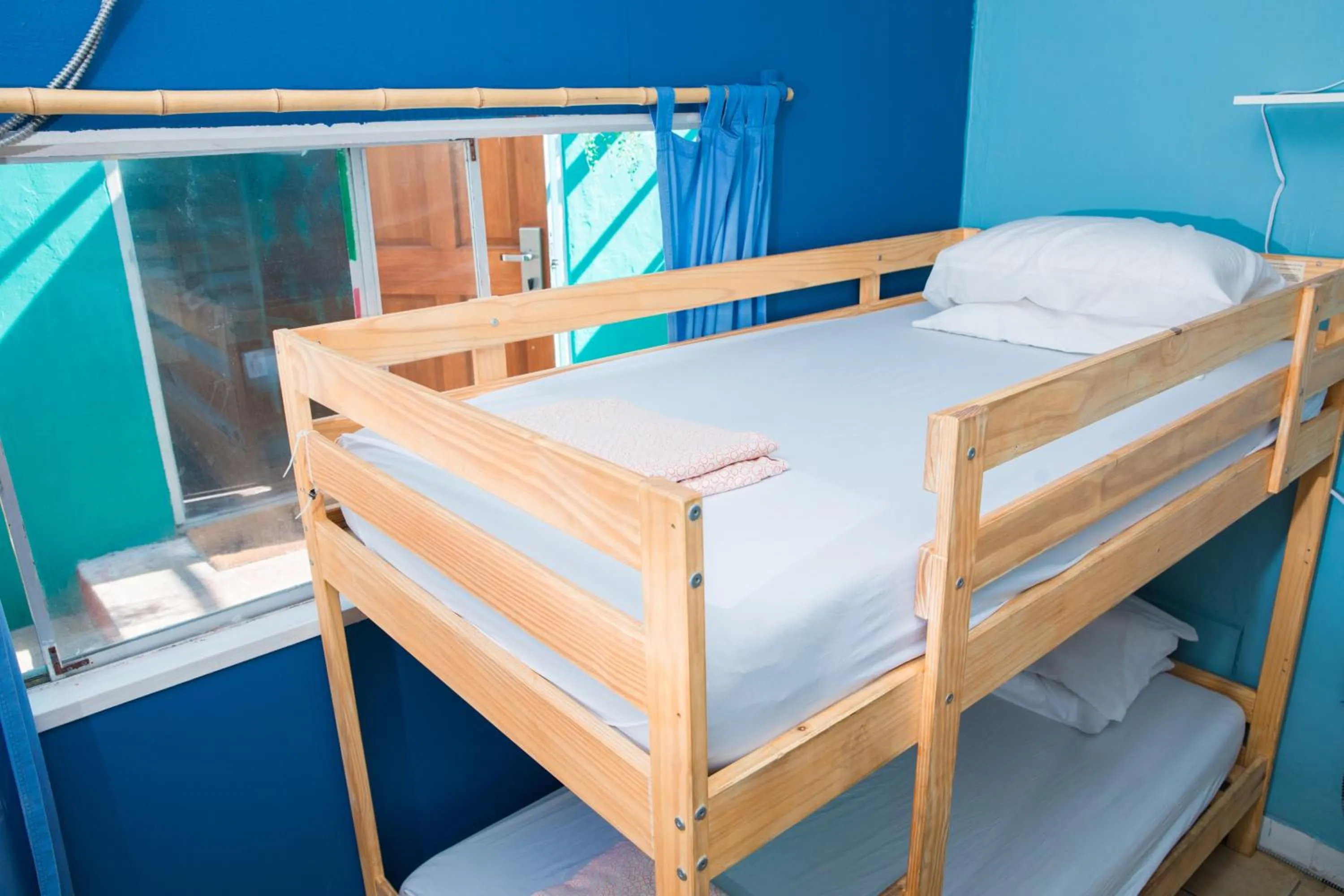 bunk bed, Bed in ITH San Diego Beach Bungalow Surf Hostel