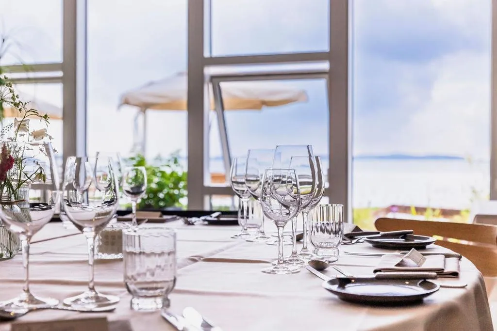 Restaurant/places to eat in Sixtus Sinatur Hotel & Konference