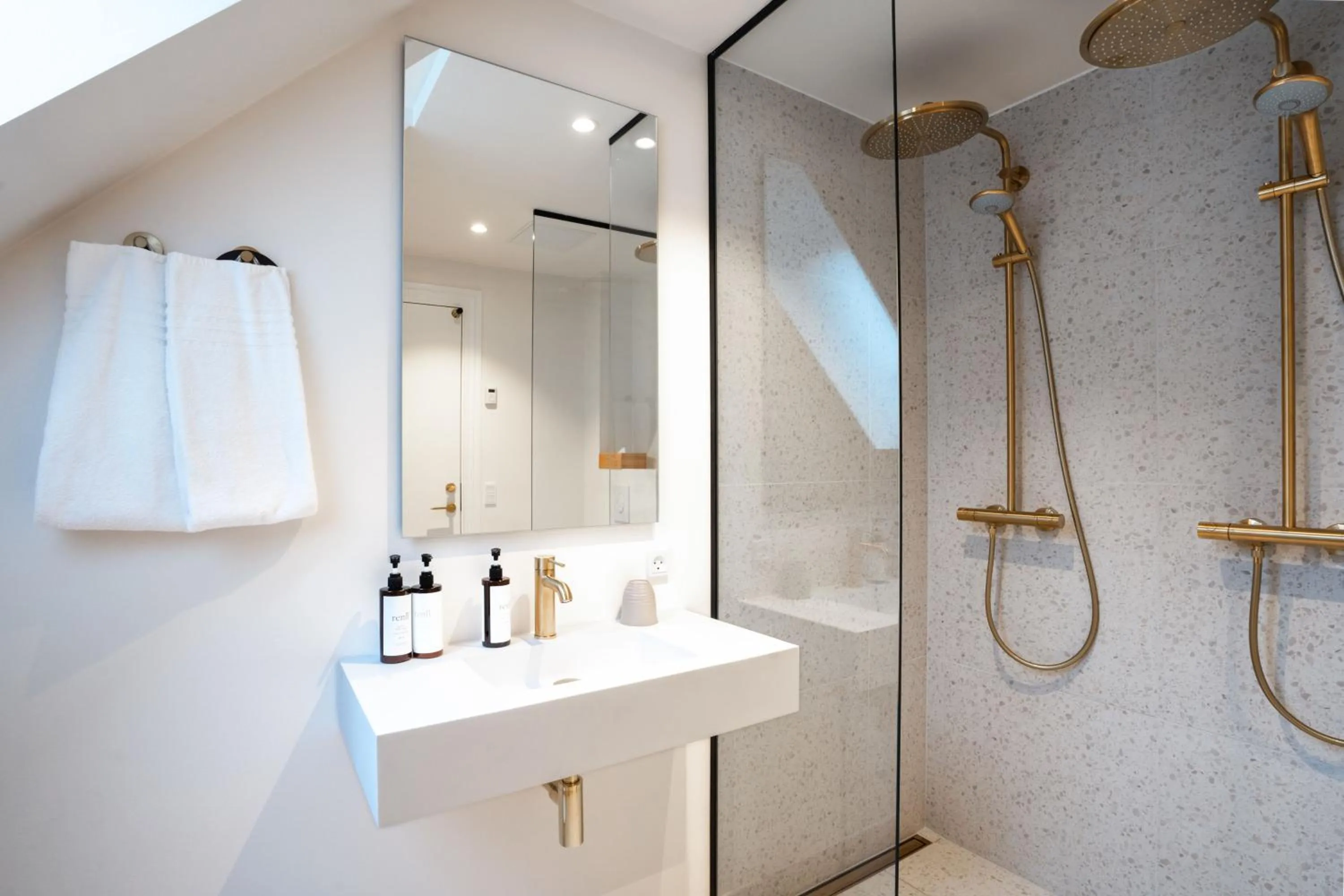 Shower in Sixtus Sinatur Hotel & Konference