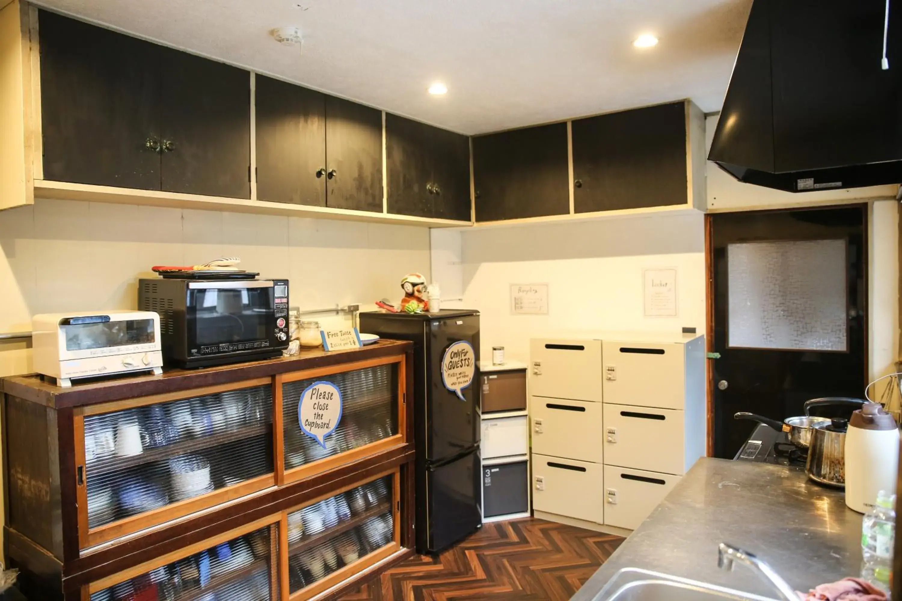 Communal kitchen, TV/Entertainment Center in DOT HOSTEL NAGANO