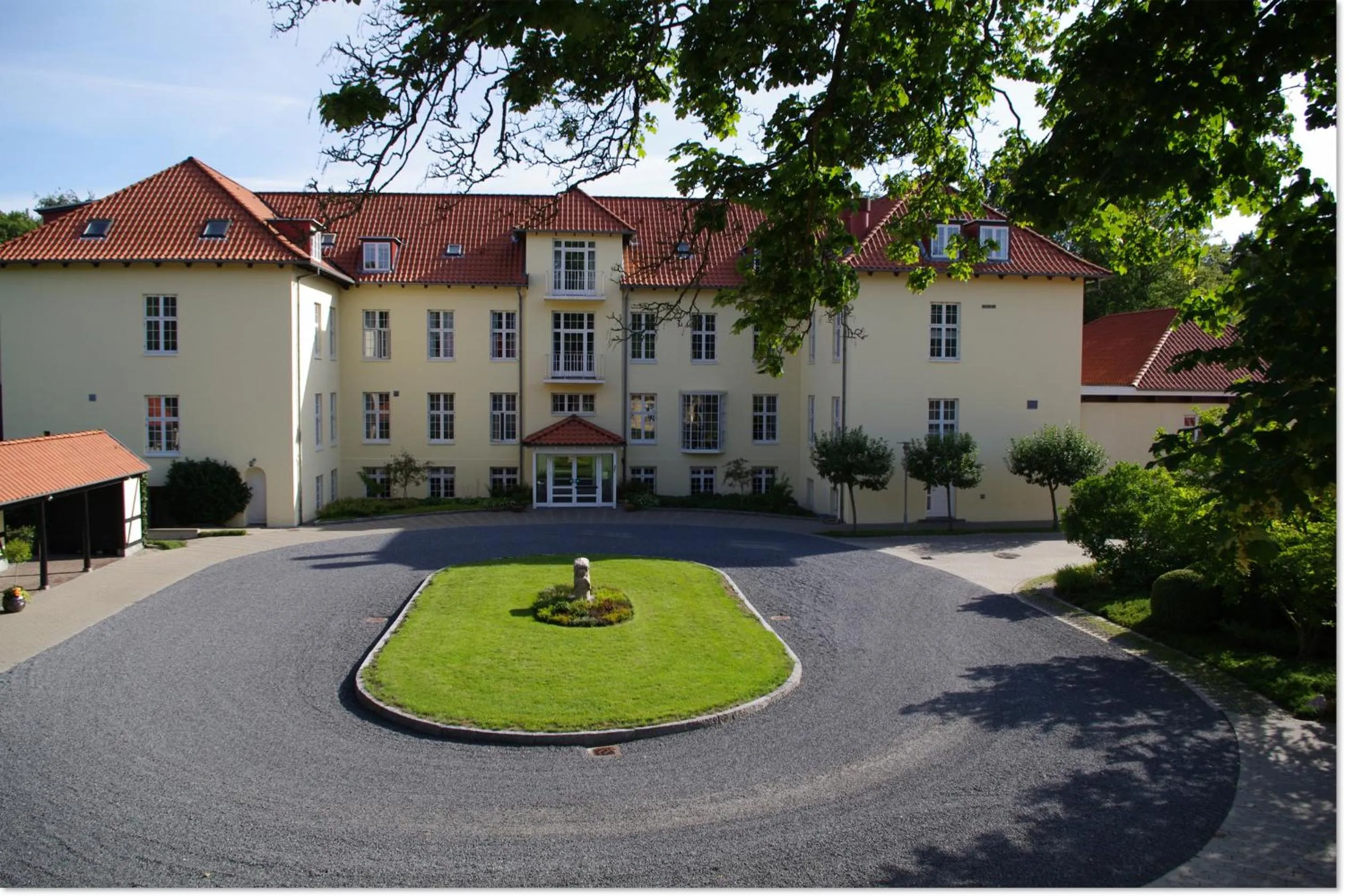 Facade/entrance in Gl Skovridergaard