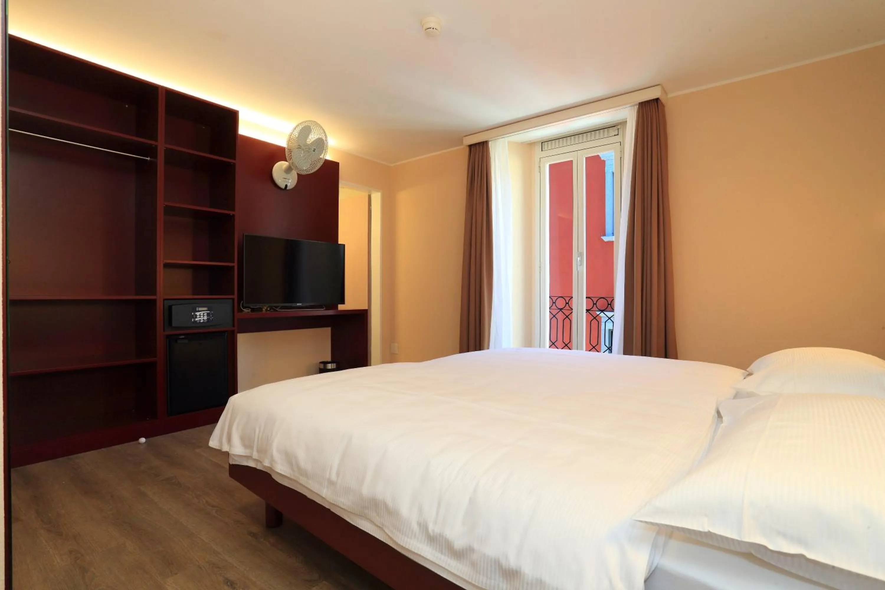 TV and multimedia, Bed in Hotel Elvezia Ascona