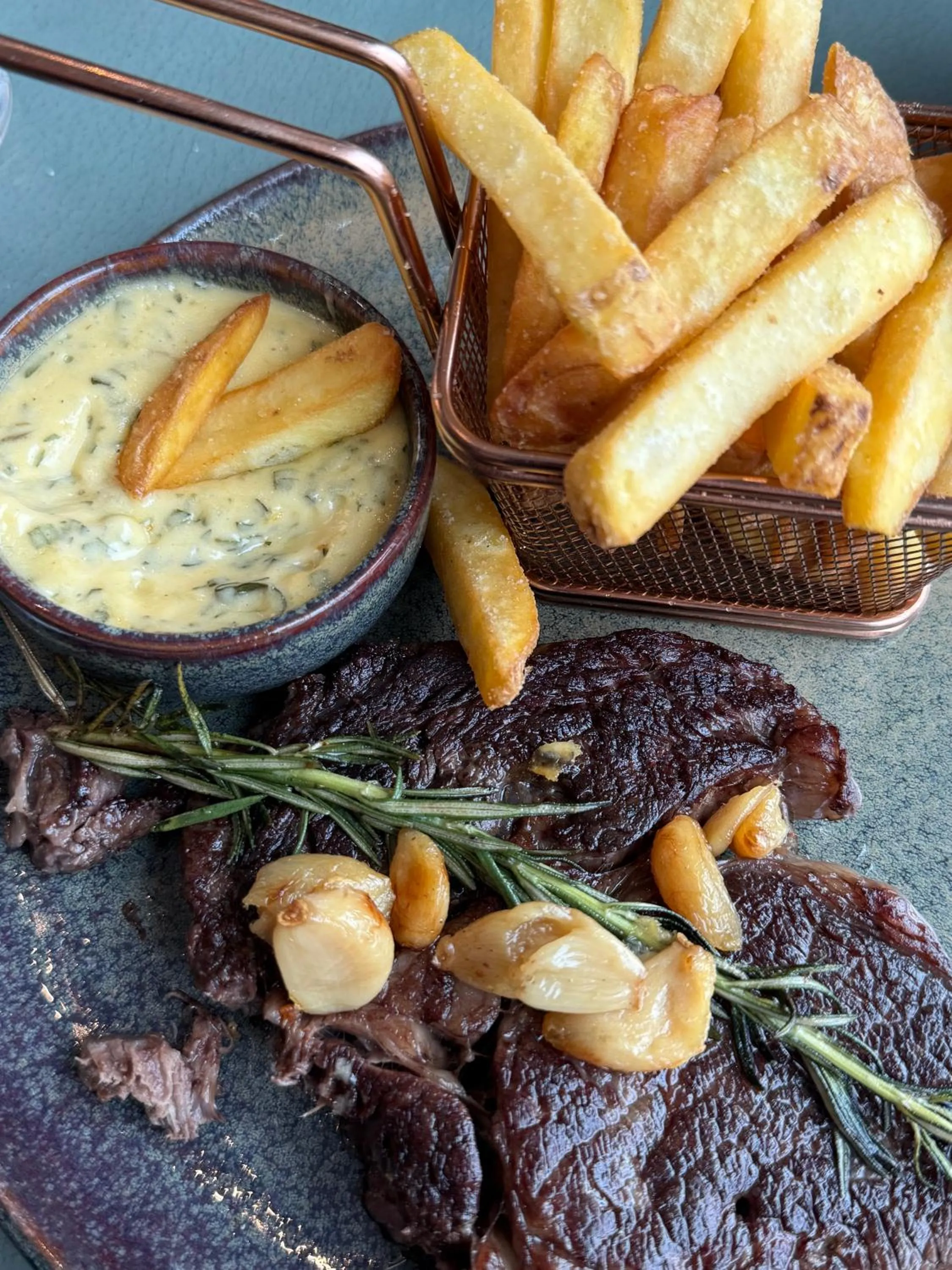 Restaurant/places to eat in Tivoli Hotel