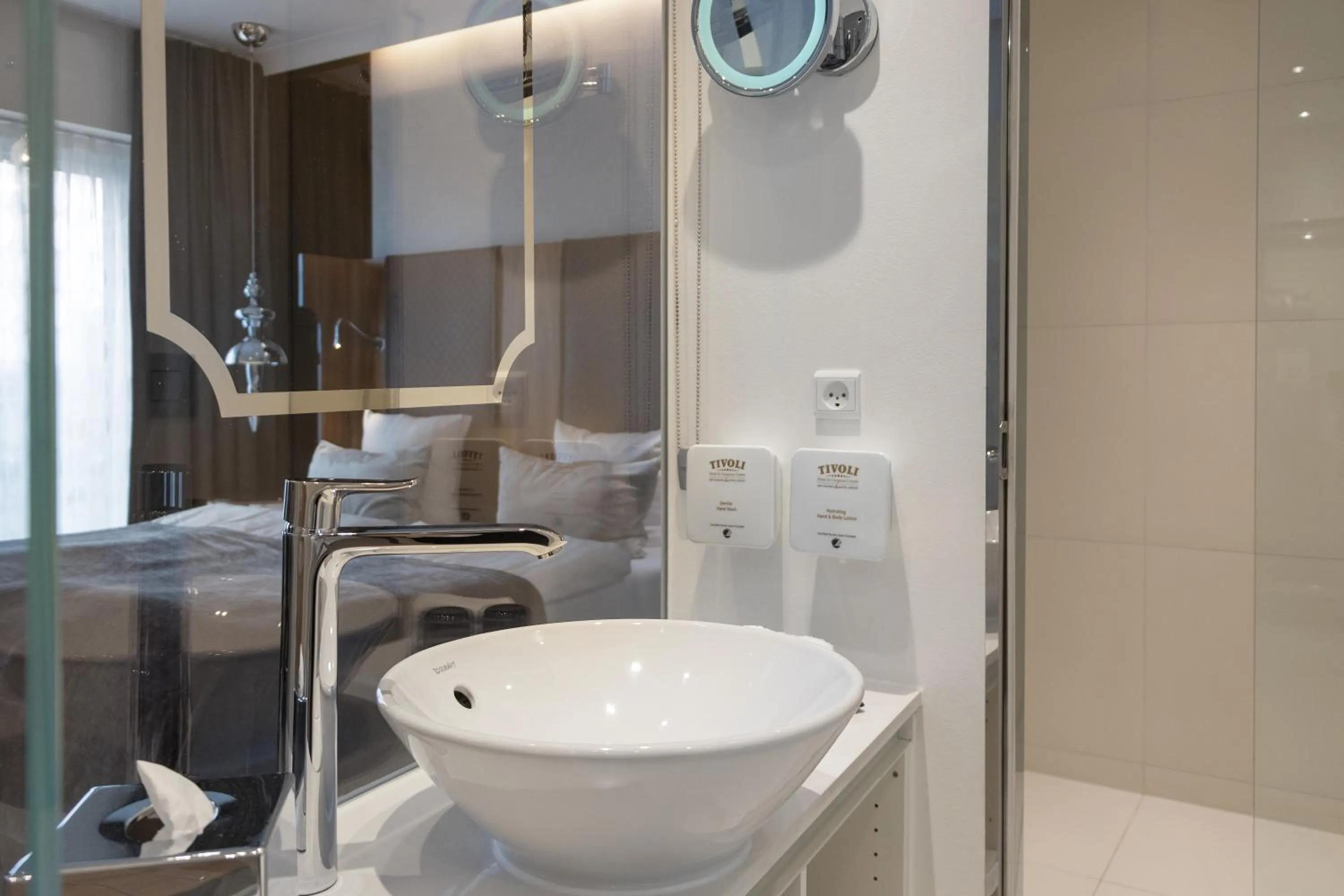 Toilet in Tivoli Hotel