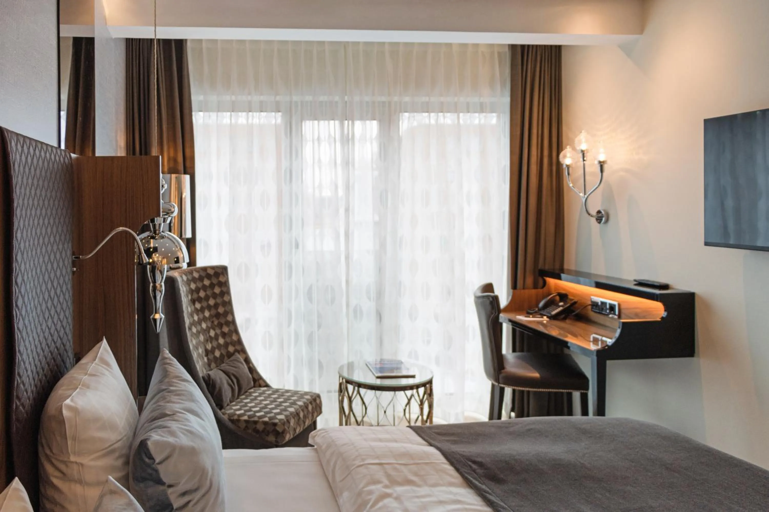 Bedroom, Bed in Tivoli Hotel