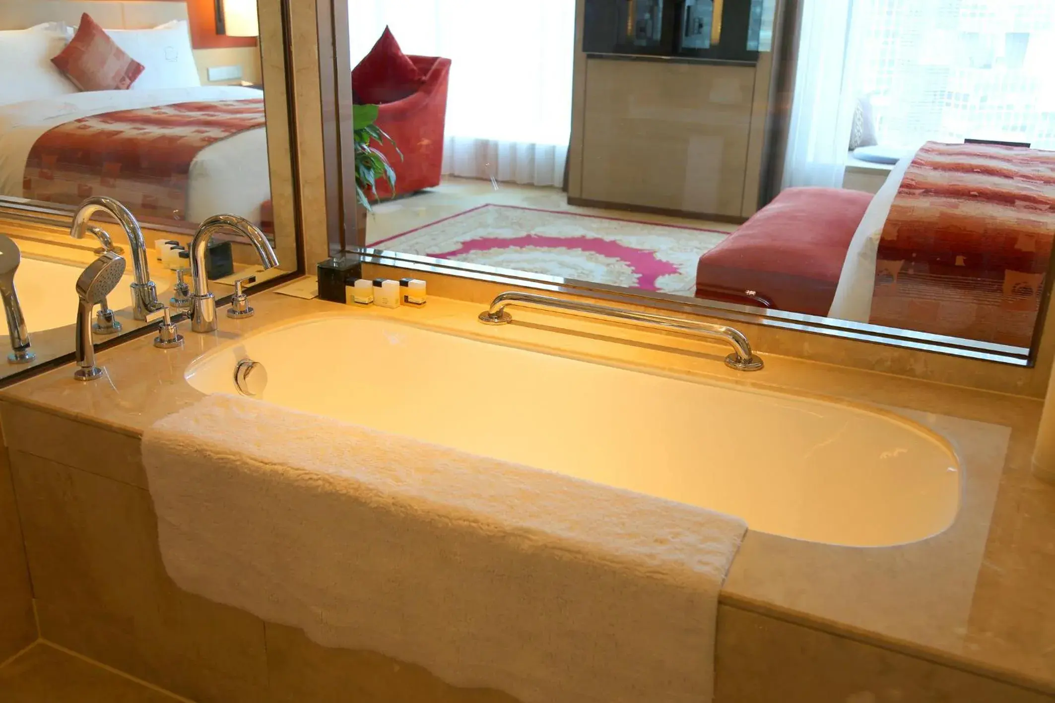 Toilet, Bed in Grand Metropark Hotel Beijing Toilet, Bed in Grand Metropark Hotel Beijing