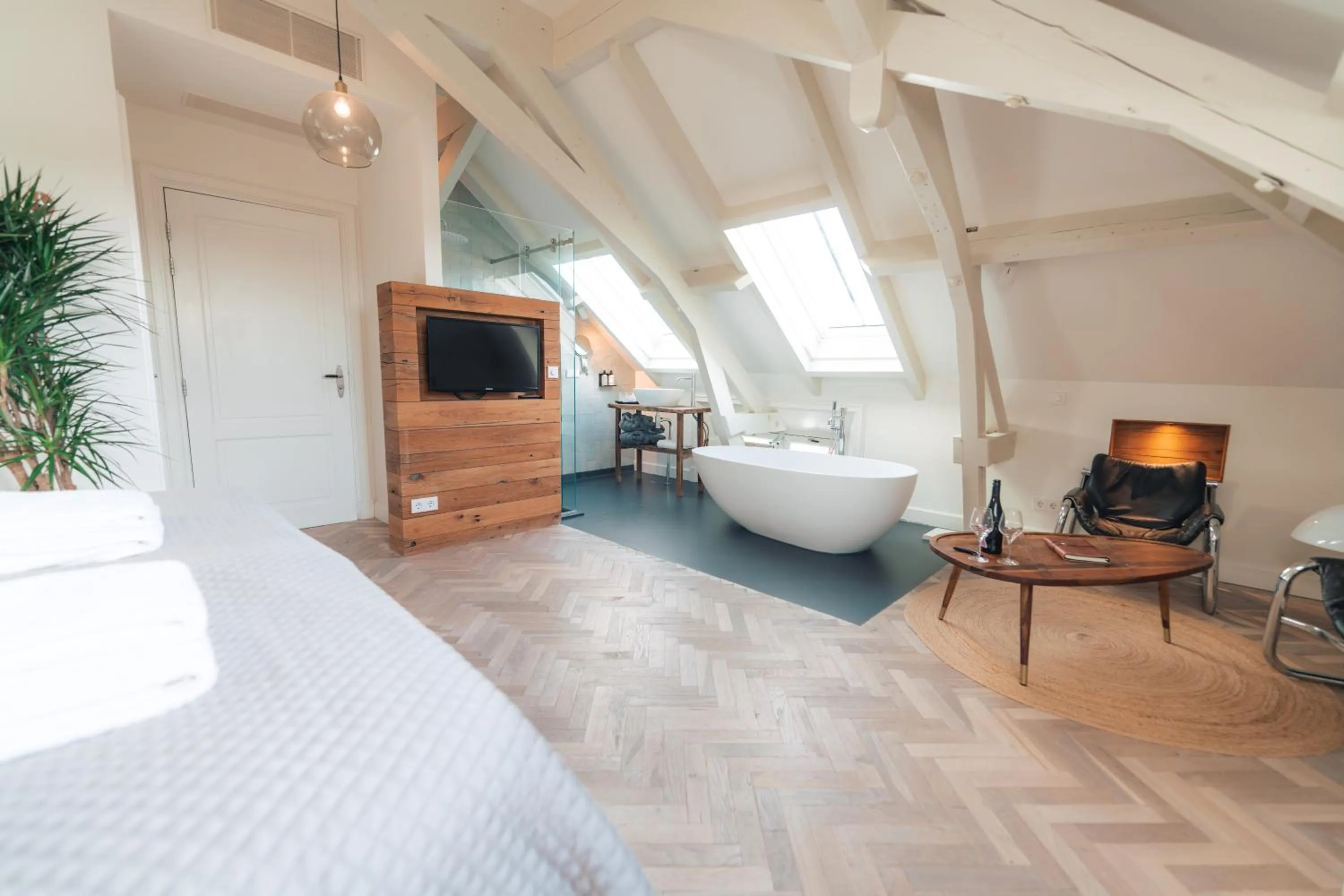 Bathroom, Bed in Boutique Hotel De Witte Dame
