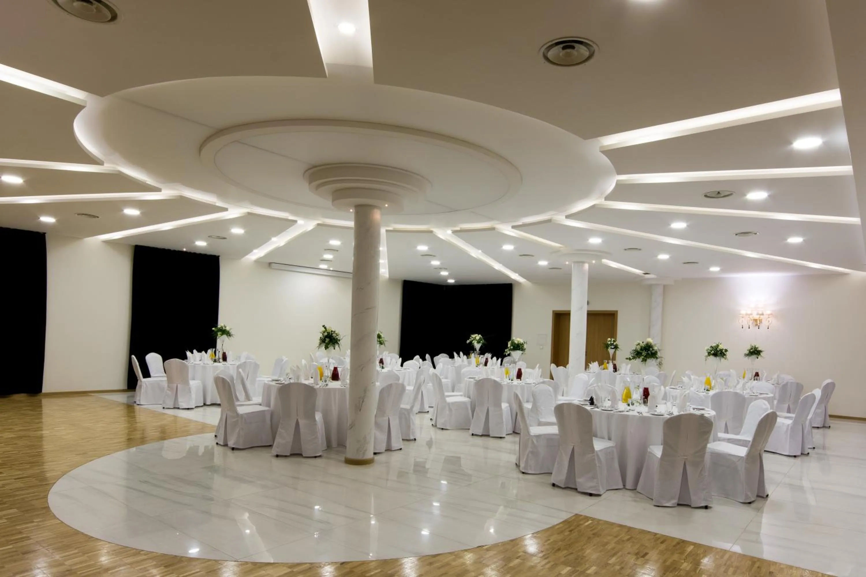 Restaurant/places to eat in Europejski Boutique Hotel