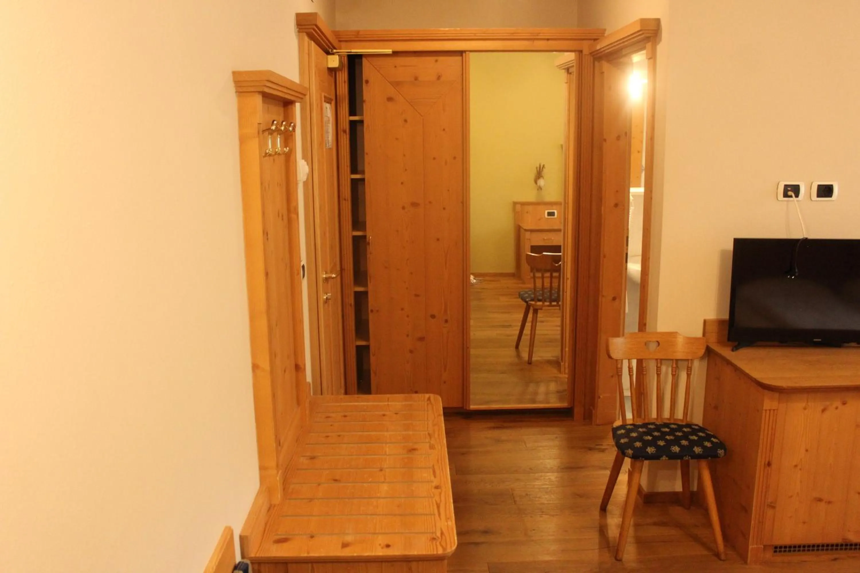 wardrobe in Gasthaus zum Weissen Kreuz