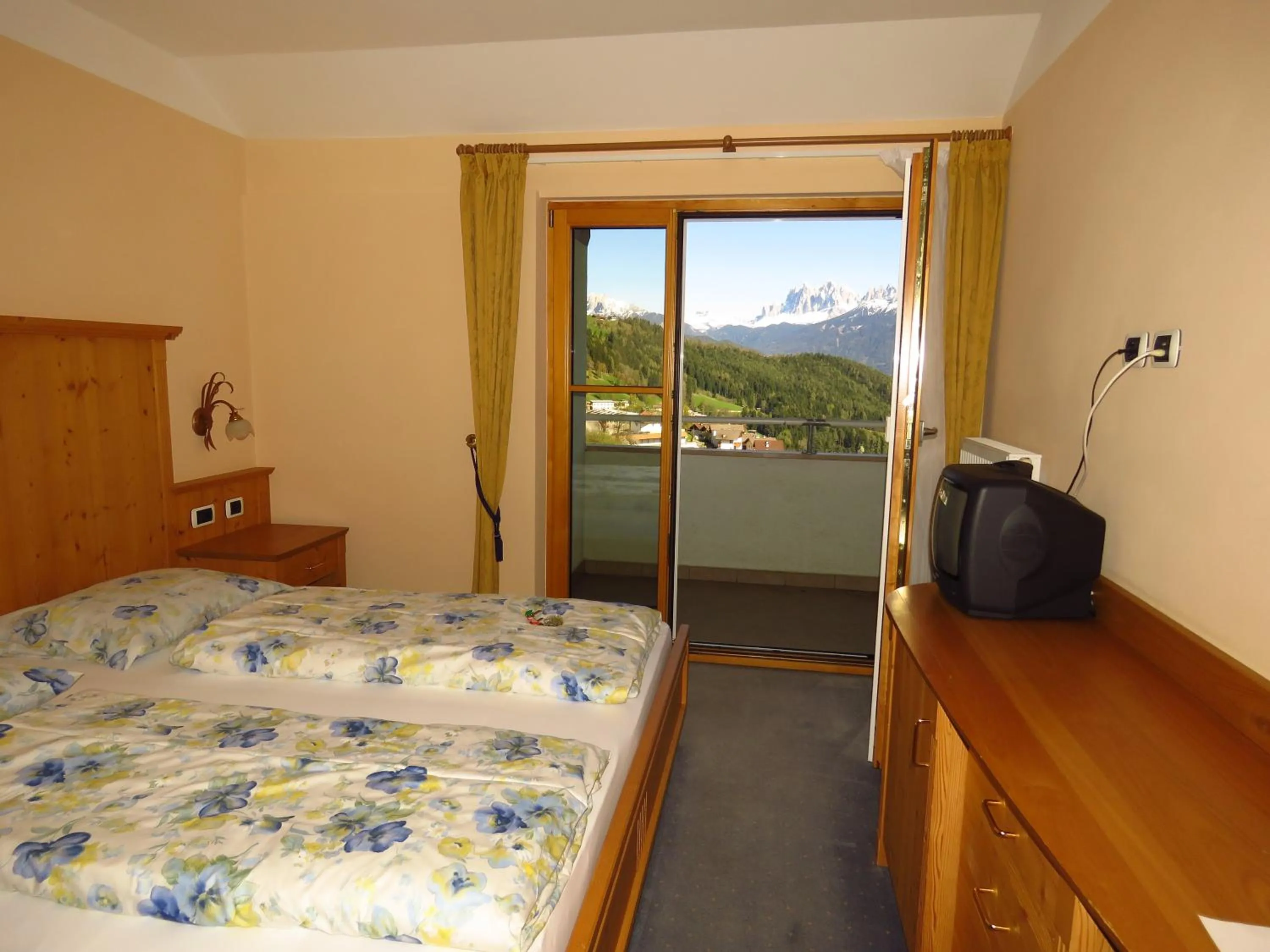 Photo of the whole room, Bed in Gasthaus zum Weissen Kreuz