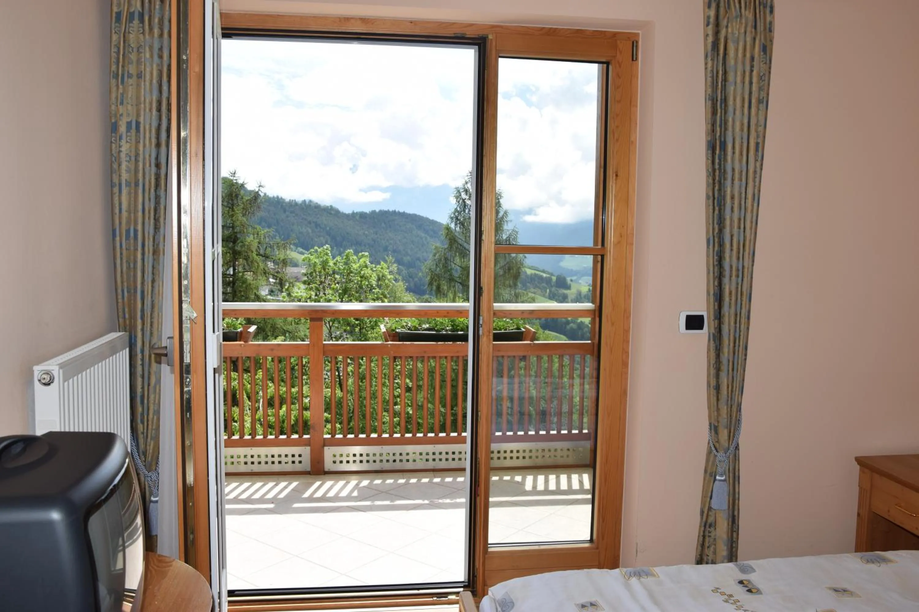 Mountain view, Bed in Gasthaus zum Weissen Kreuz