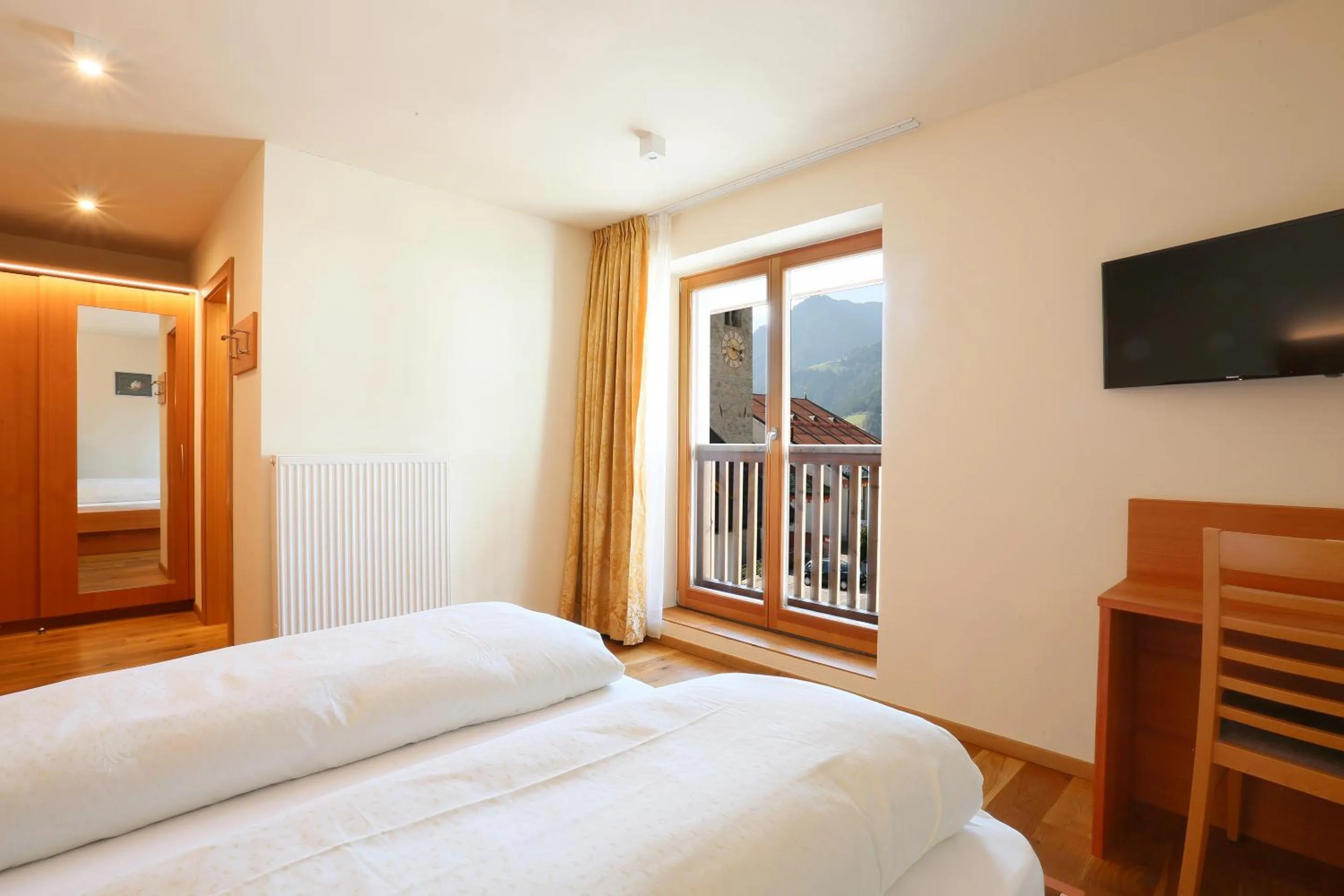 Photo of the whole room, Bed in Gasthaus zum Weissen Kreuz